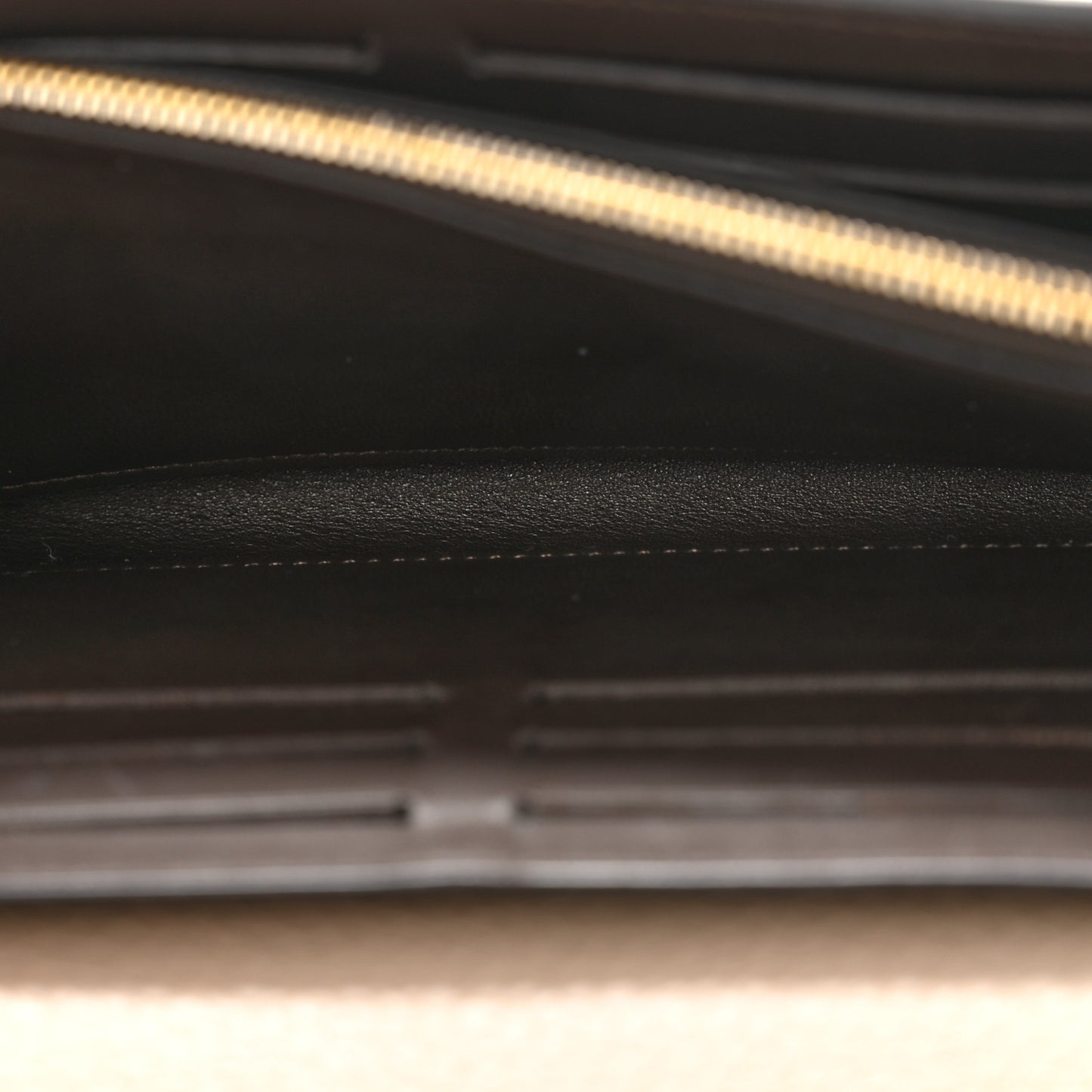 Taurillon Capucines Wallet Galet