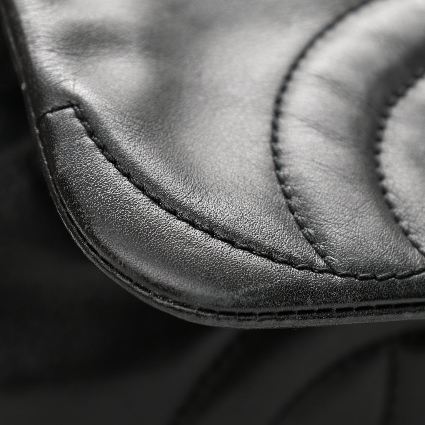 Calfskin Diagonal Ligne Flap Black