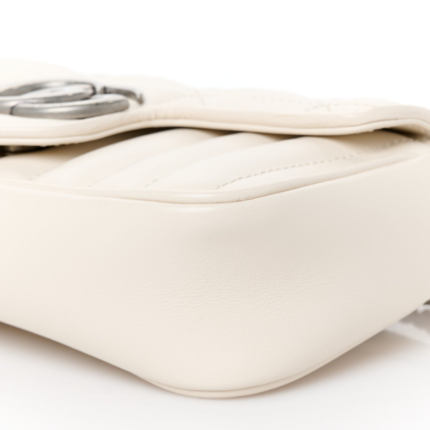Calfskin Matelasse Aria Super Mini GG Marmont Shoulder Bag Mystic White