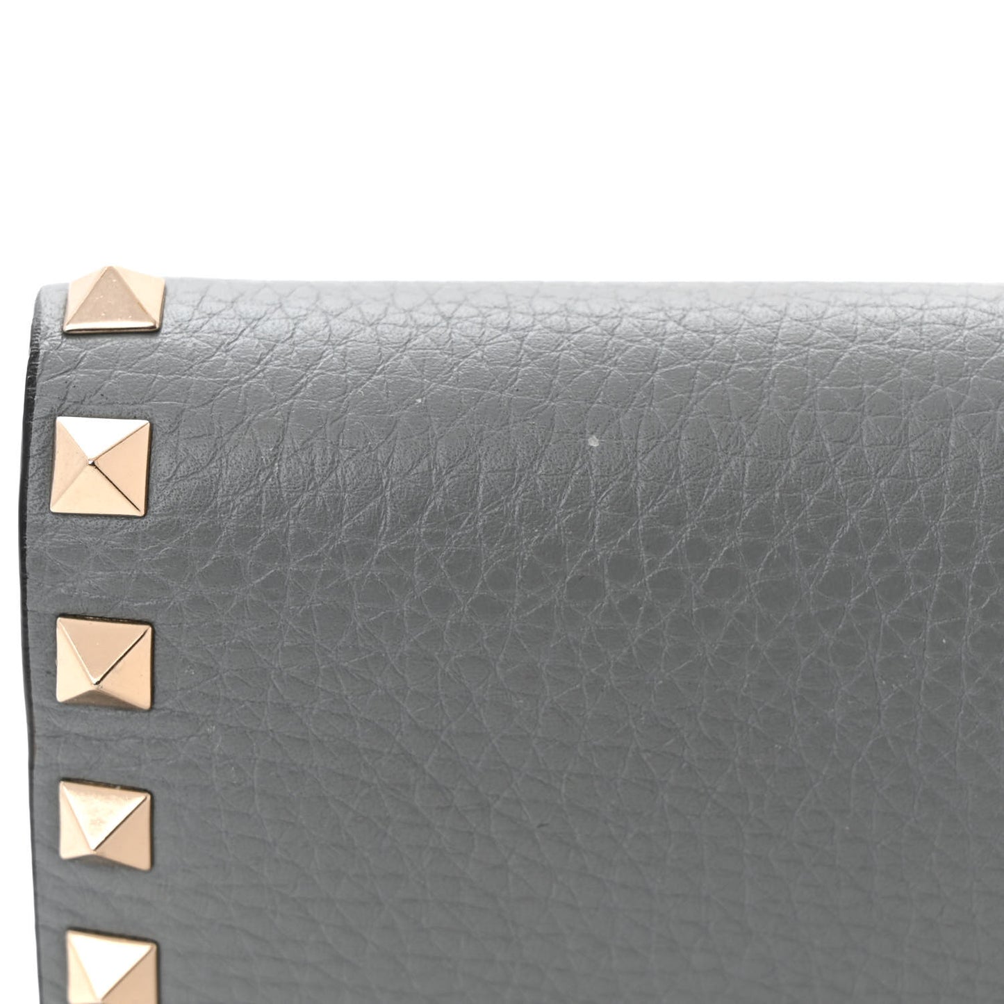 Pebbled Calfskin Rockstud Wallet on Chain Pastel Grey