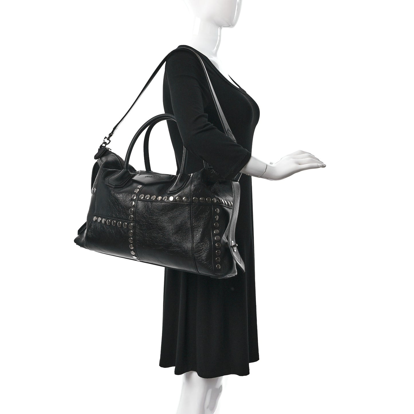 Smooth Calfskin Medium Studded Soft Antigona Black