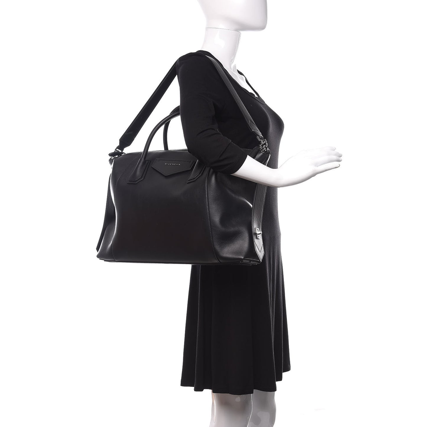 Smooth Calfskin Medium Soft Antigona Black