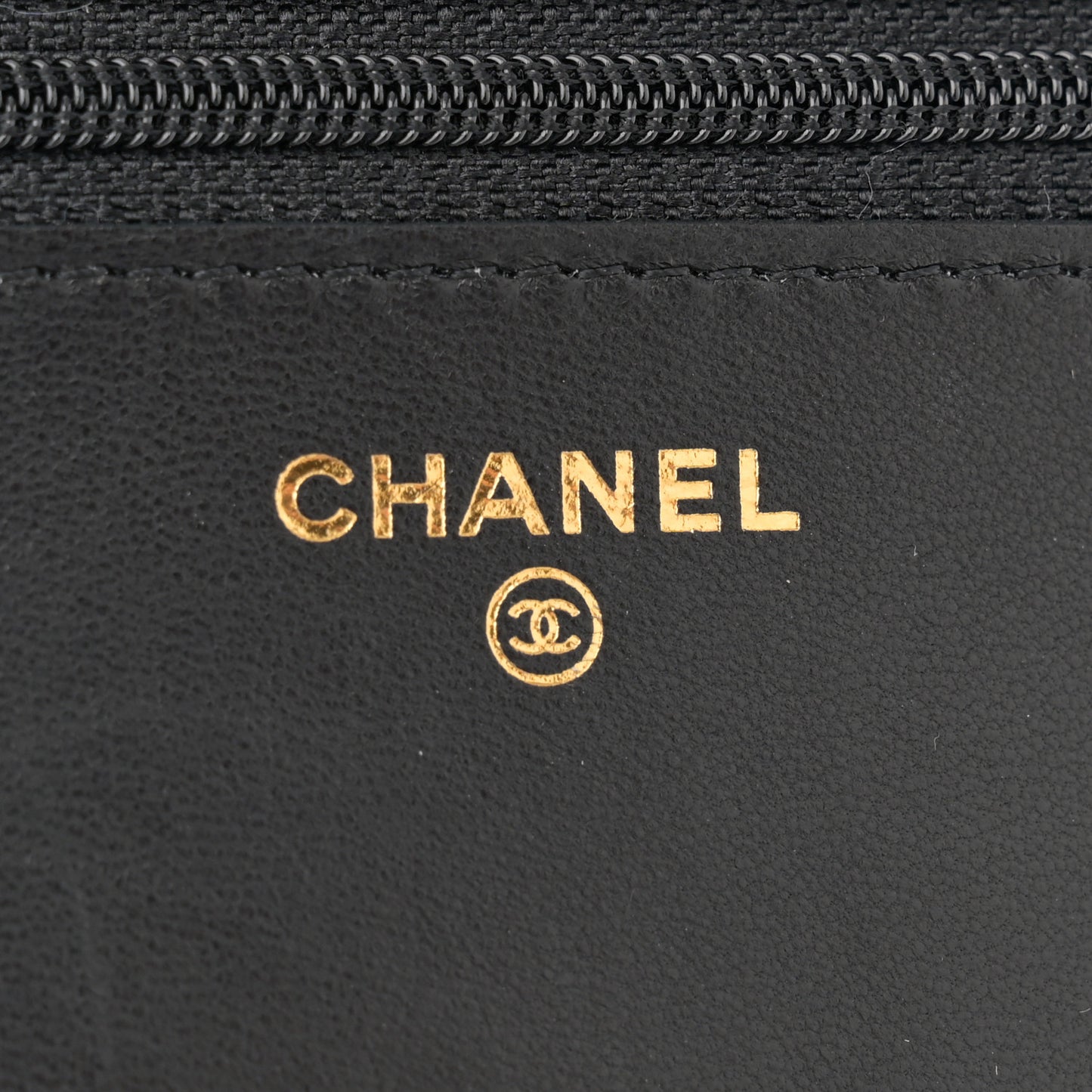 Lambskin Pyramid Wallet On Chain WOC Black