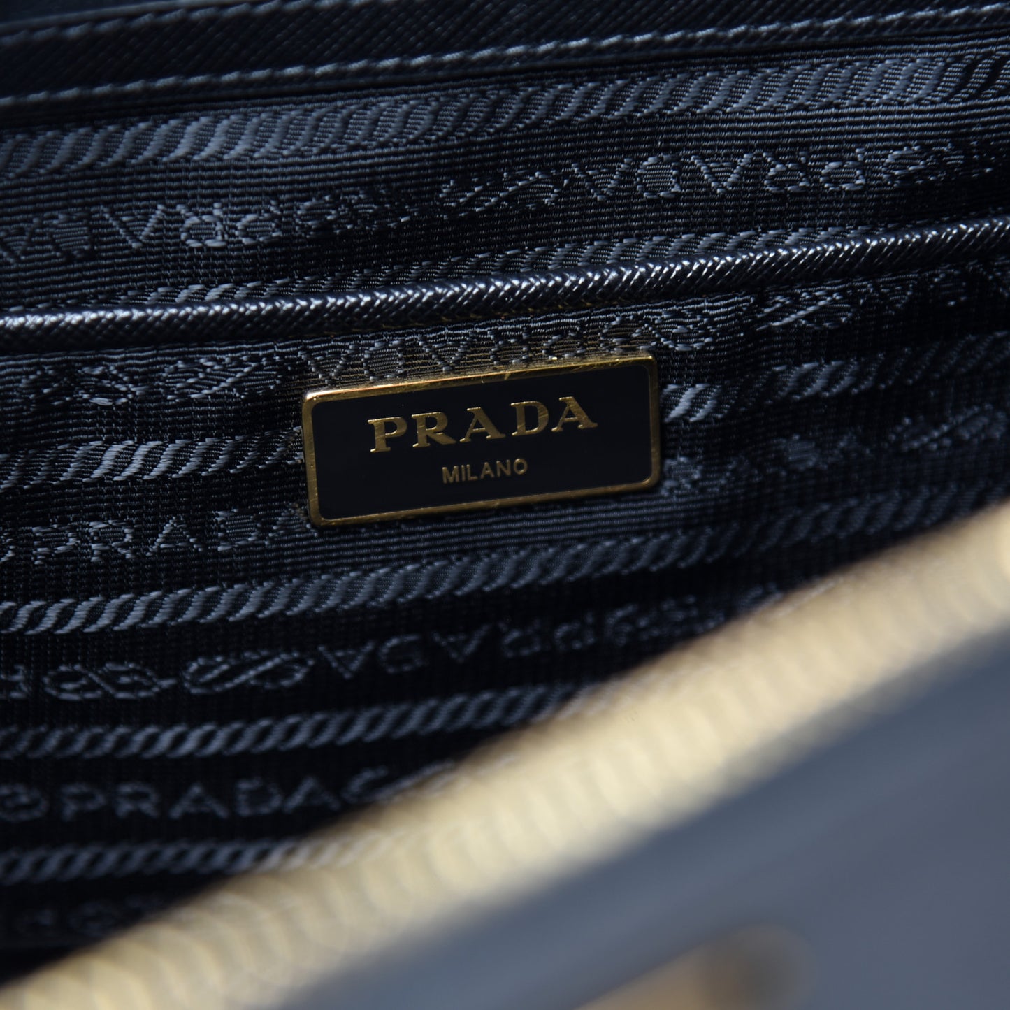 Saffiano Medium Galleria Double Zip Tote Black