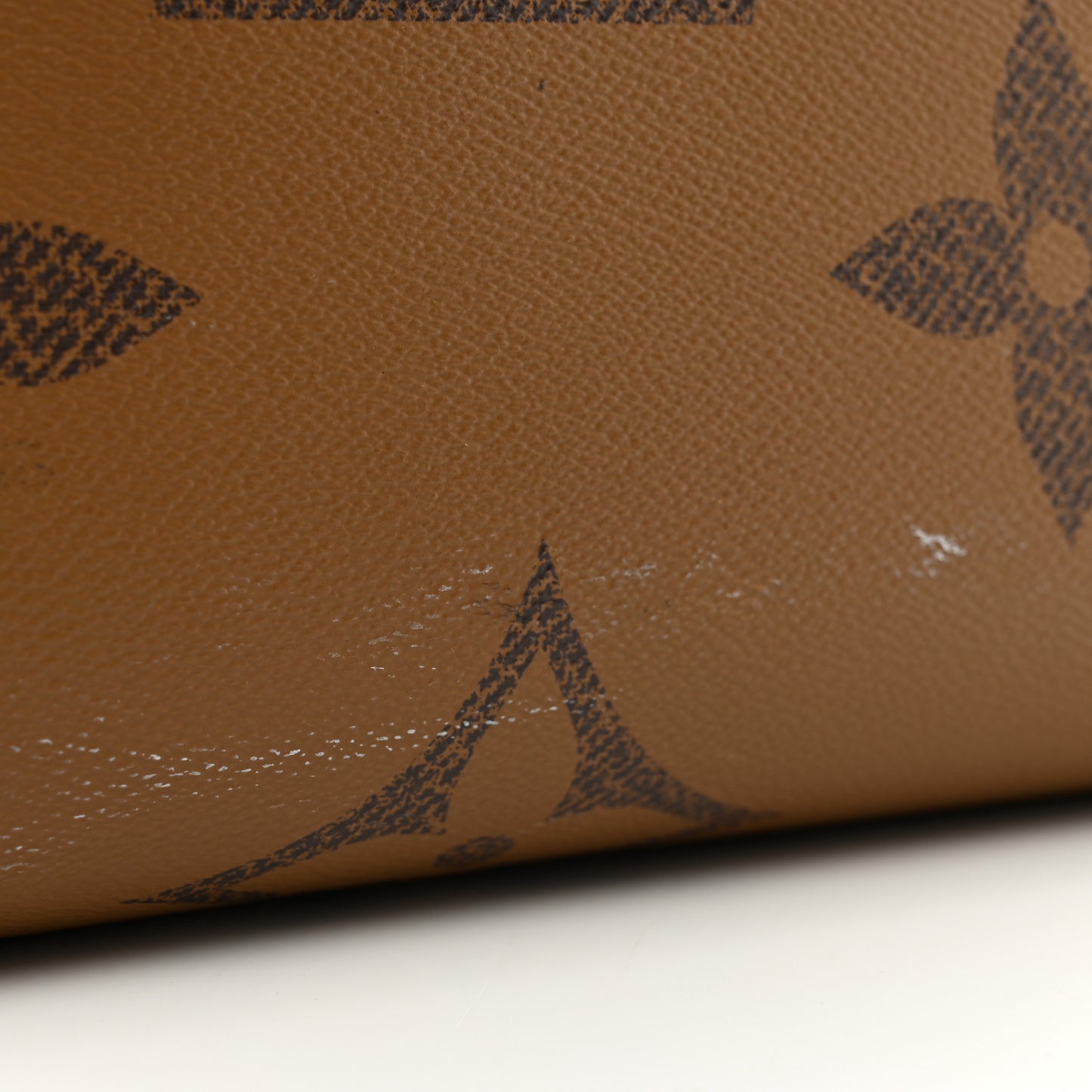 Reverse Monogram Giant Onthego MM