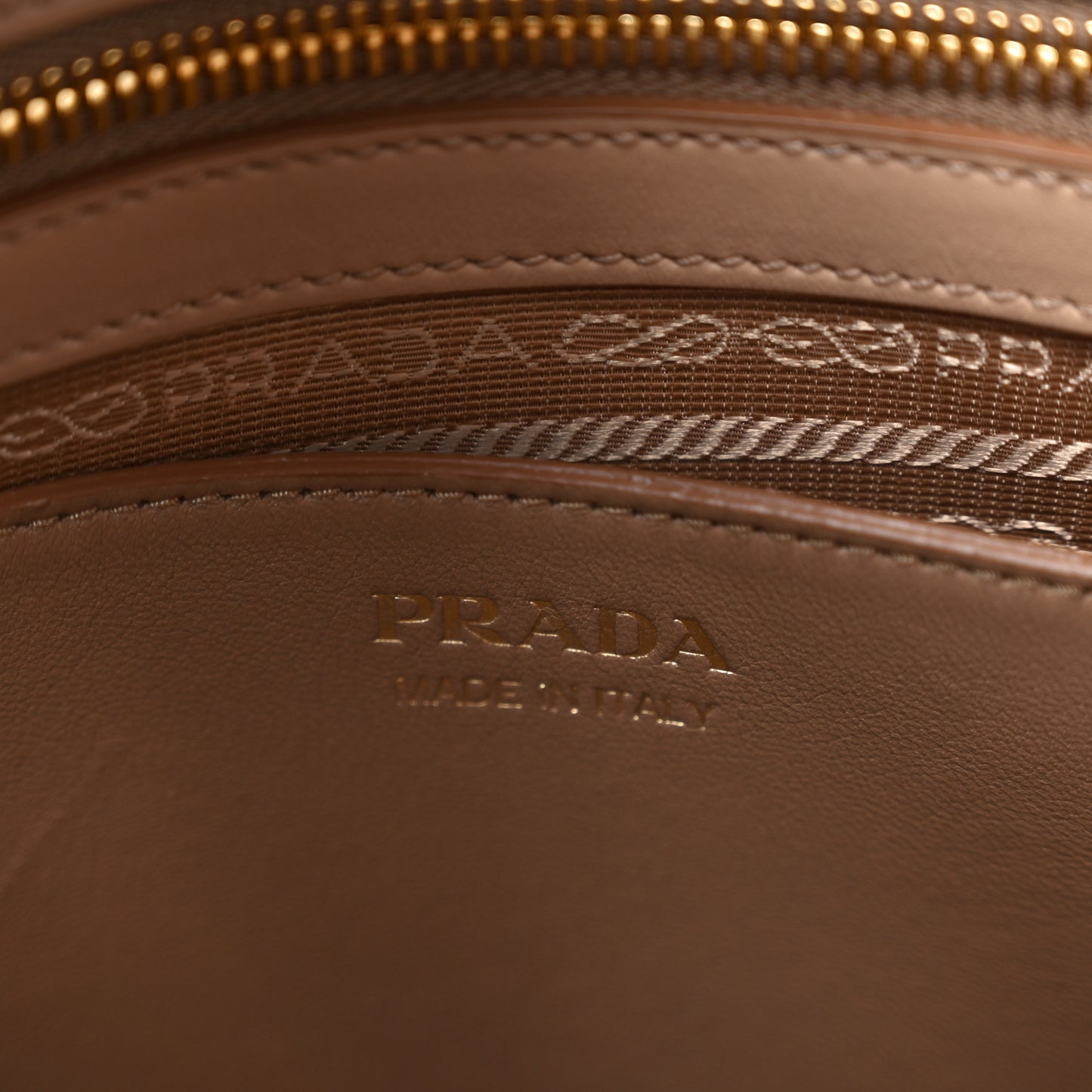 Saffiano City Calfskin Medium Esplanade Cammeo
