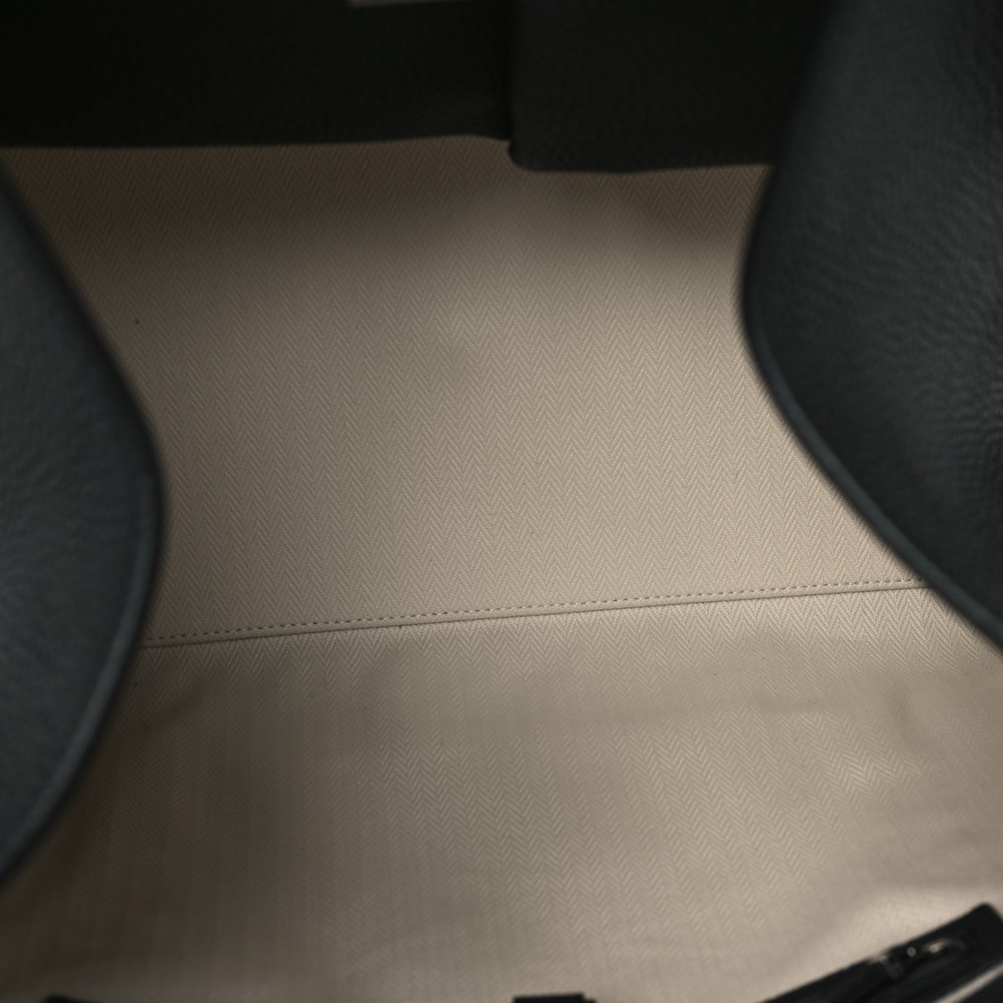 Grained Calfskin Soft Margaux 17 Black