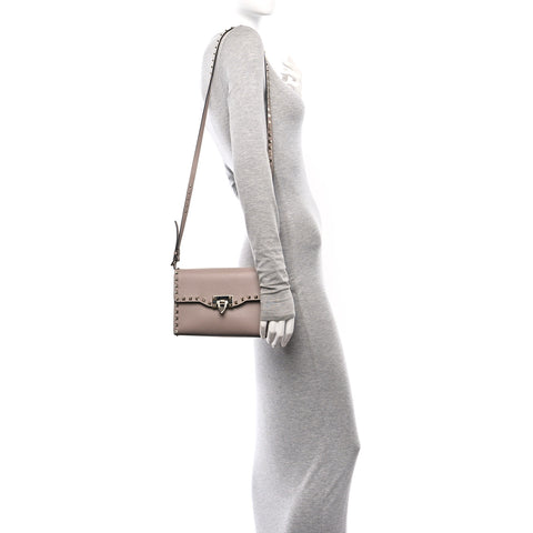 Pebbled Calfskin Medium Rockstud Flip Lock Crossbody Bag Poudre