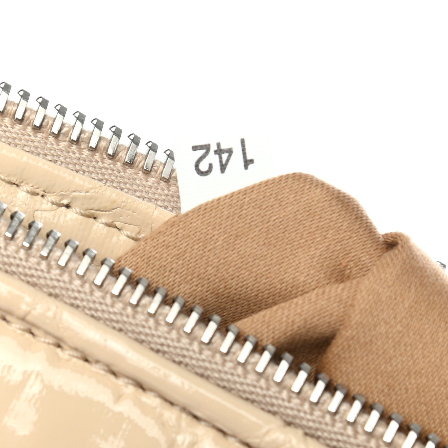 Vernice Alligator Embossed Clutch Sabbia