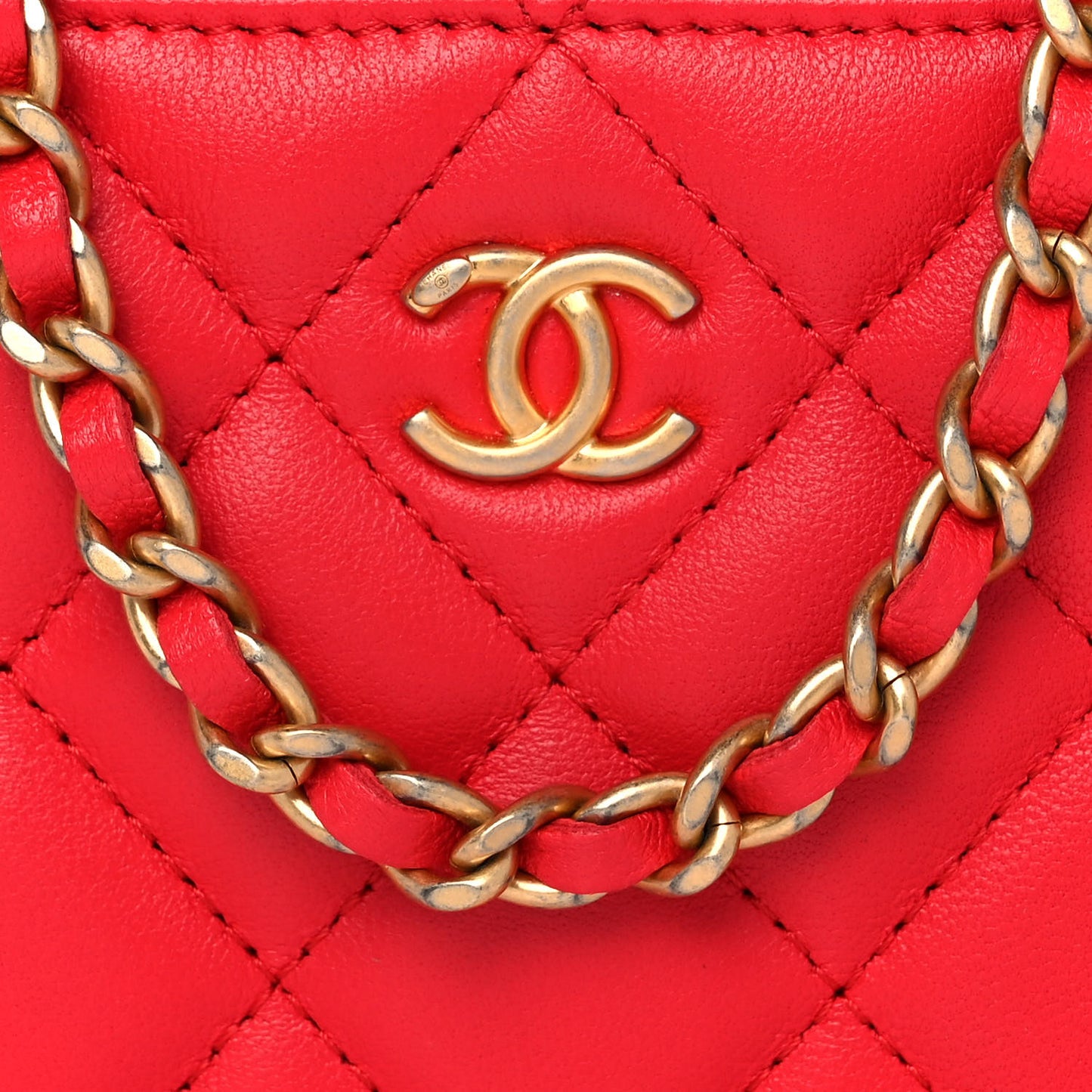 Lambskin Quilted Pearl Crush Small Vanity Case With Chain Red