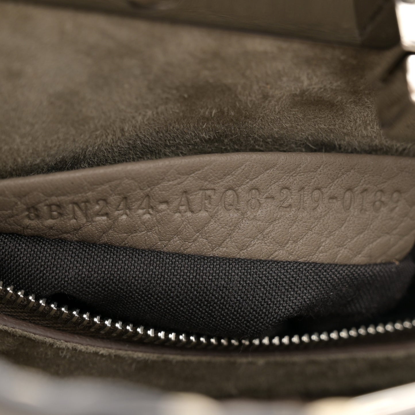 Vitello Granato Camoscio Macro Stitching Selleria Mini Peekaboo Iconic Satchel Tartufo