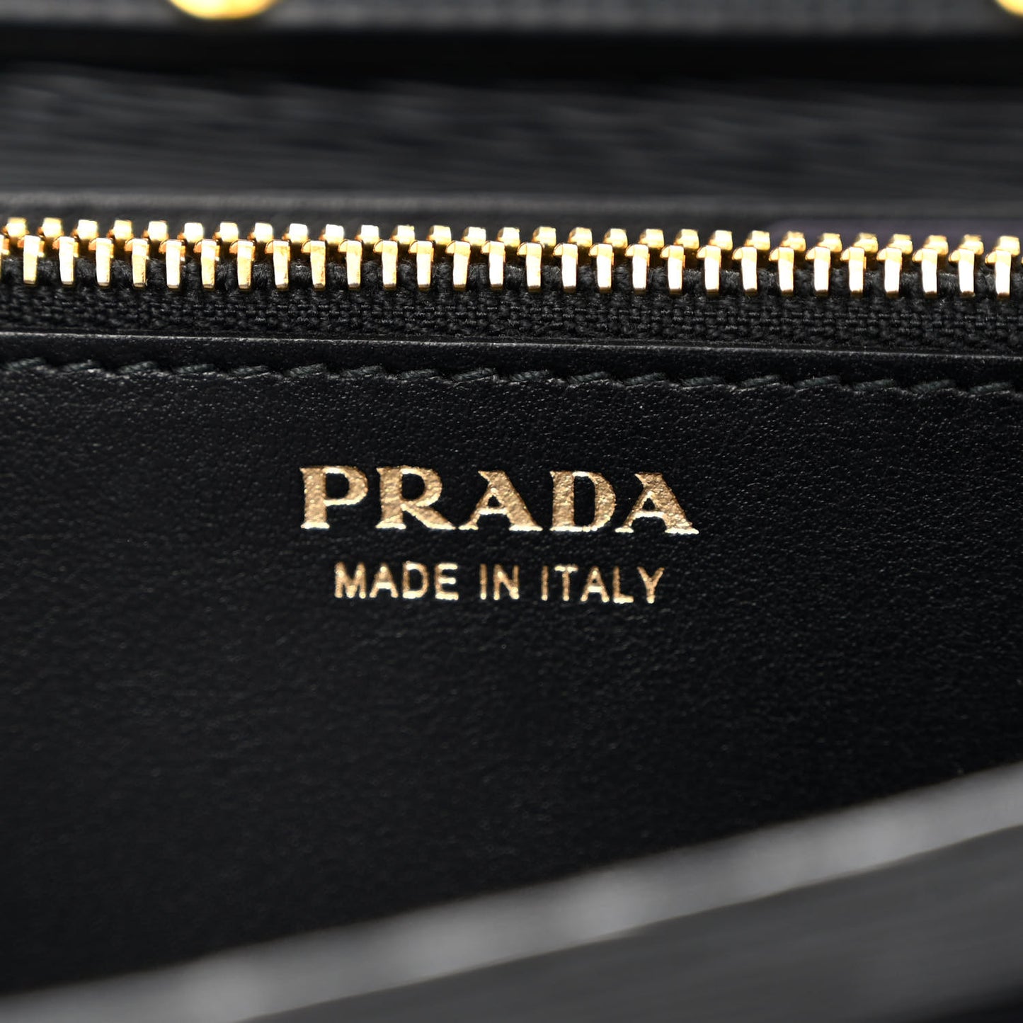 Vitello Move Metal Oro Chain Wallet Black