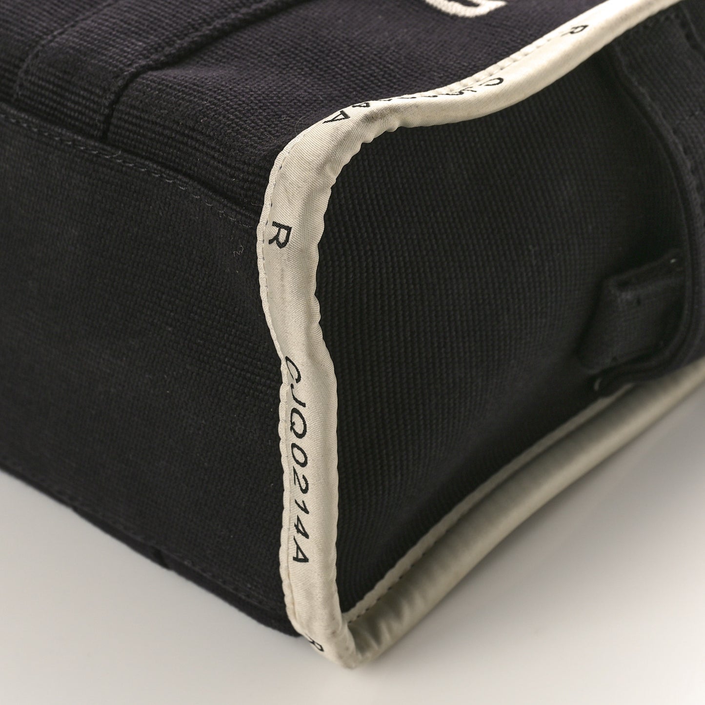 Jacquard Medium The Traveler Tote Bag Black
