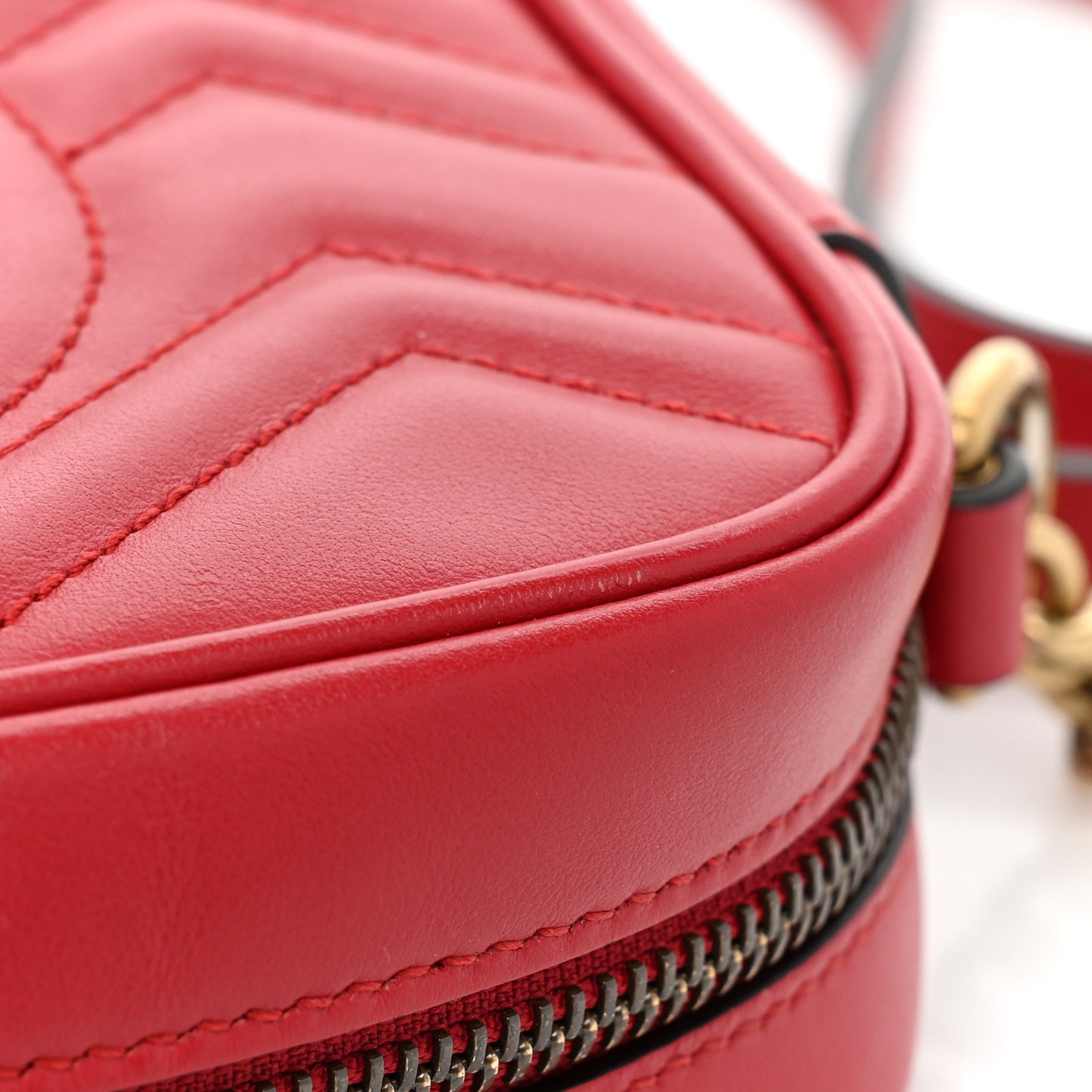 Calfskin Matelasse Mini GG Marmont Chain Shoulder Bag Hibiscus Red