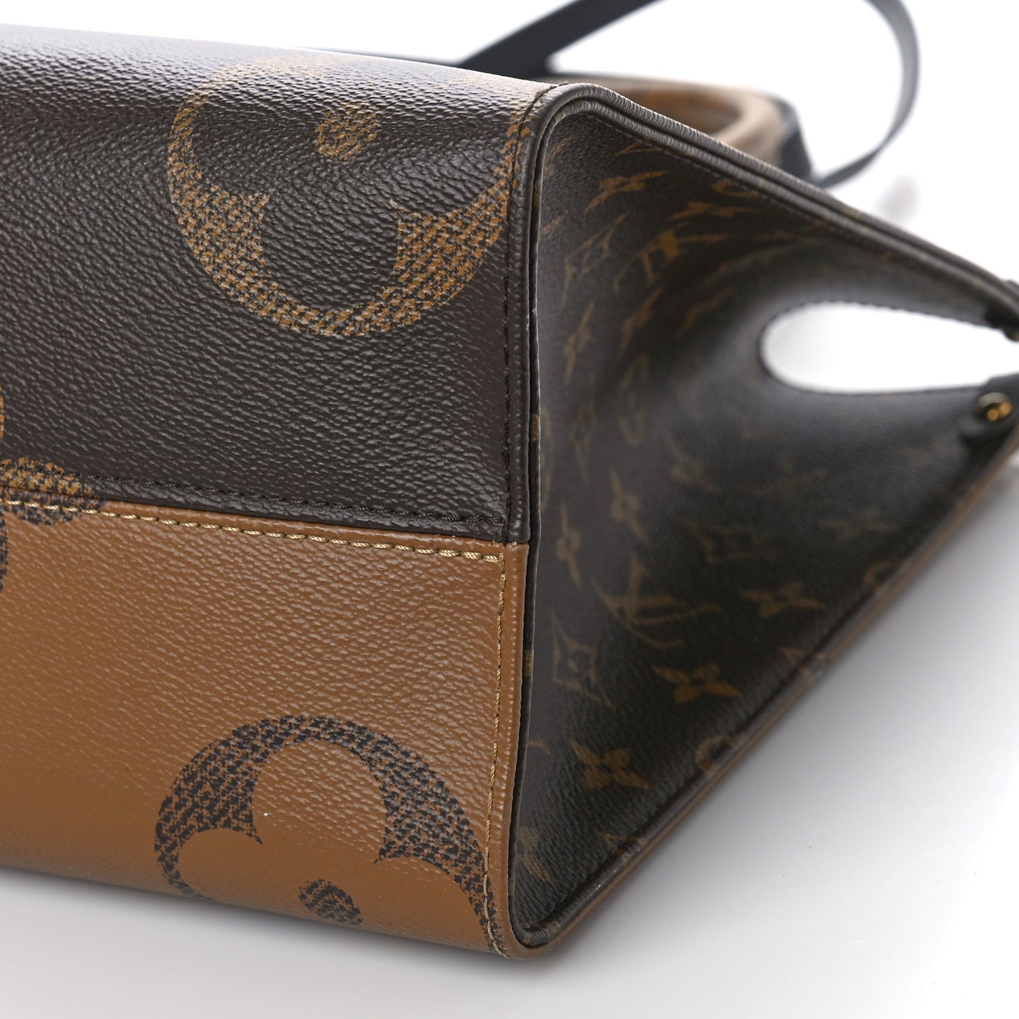 Reverse Monogram Giant Onthego MM