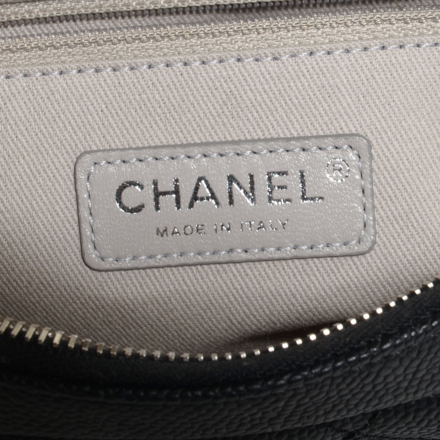 Easy Caviar Medium Flap Black