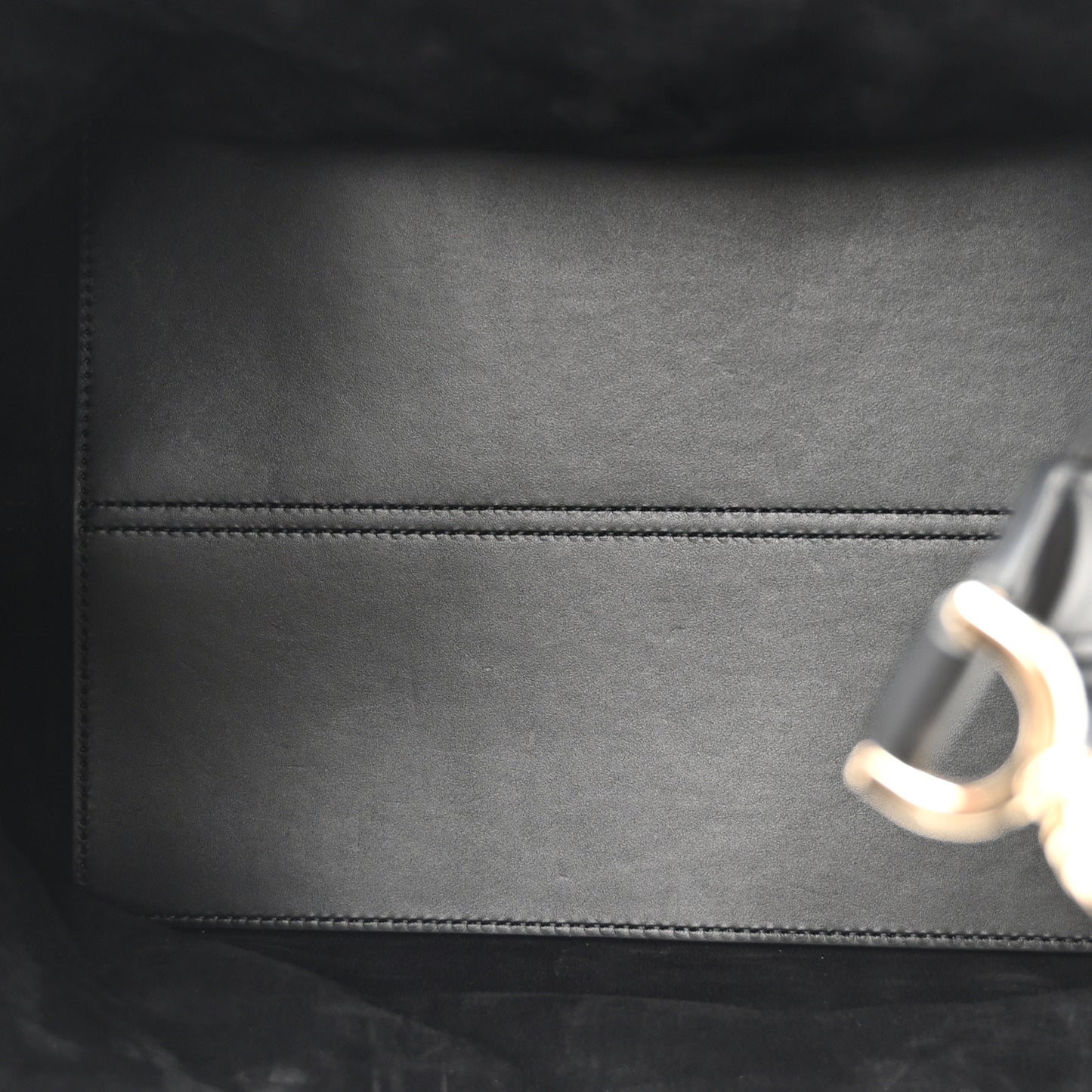 Calfskin Macrocannage Medium Toujours Black