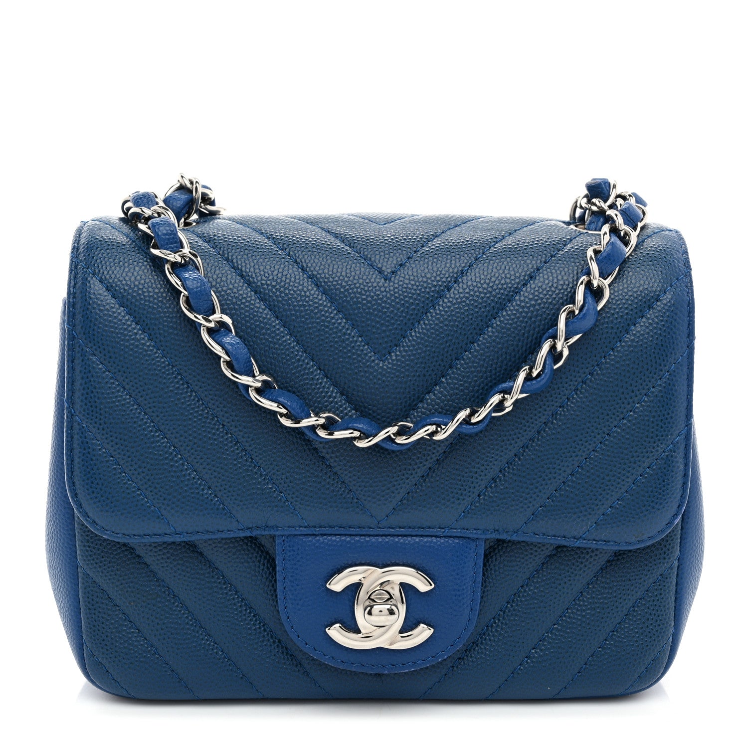 CHANEL ネイビー キルティング バッグ Relaxed doesn't mean random. A quiet walk in the park—no effort