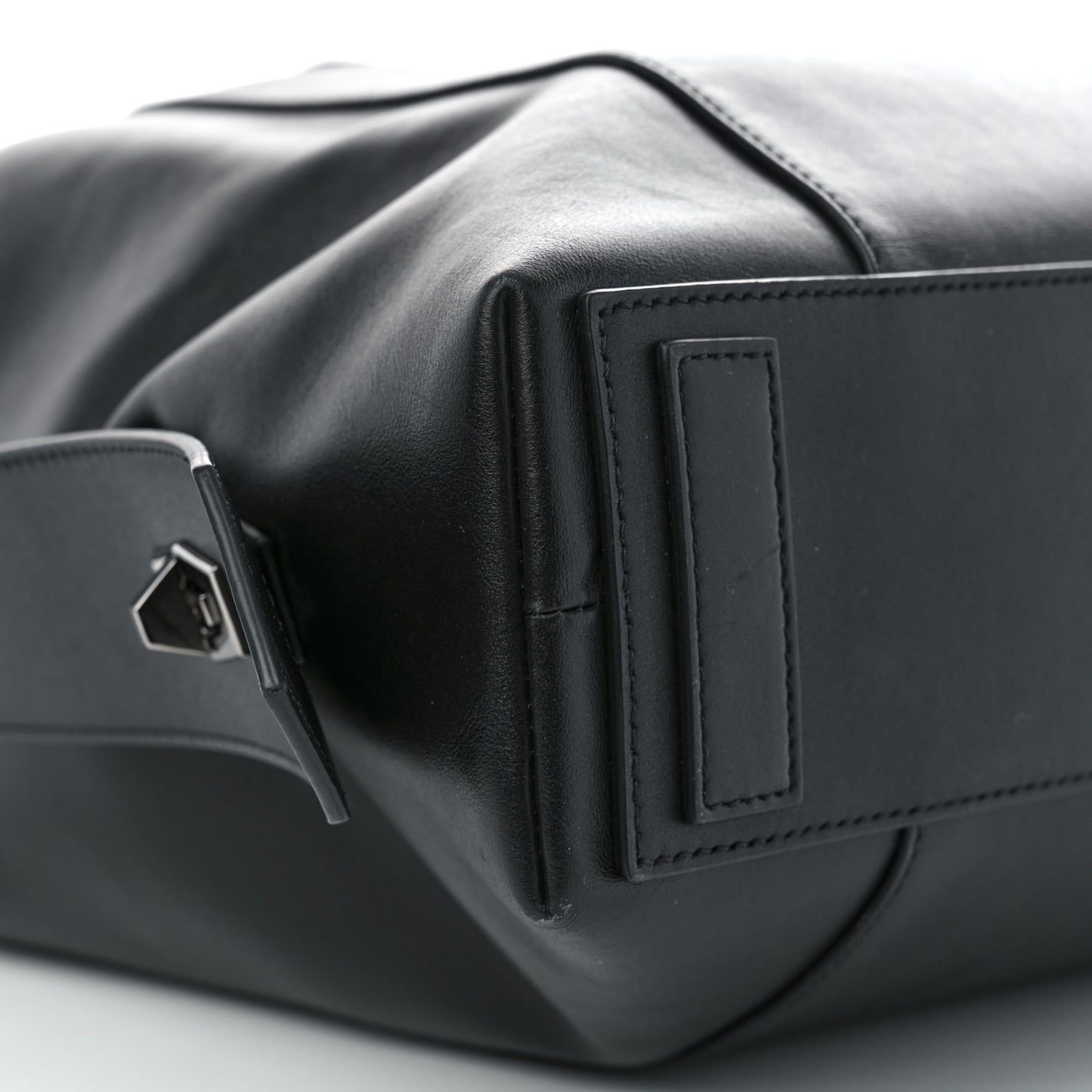 Smooth Calfskin Medium Soft Antigona Black