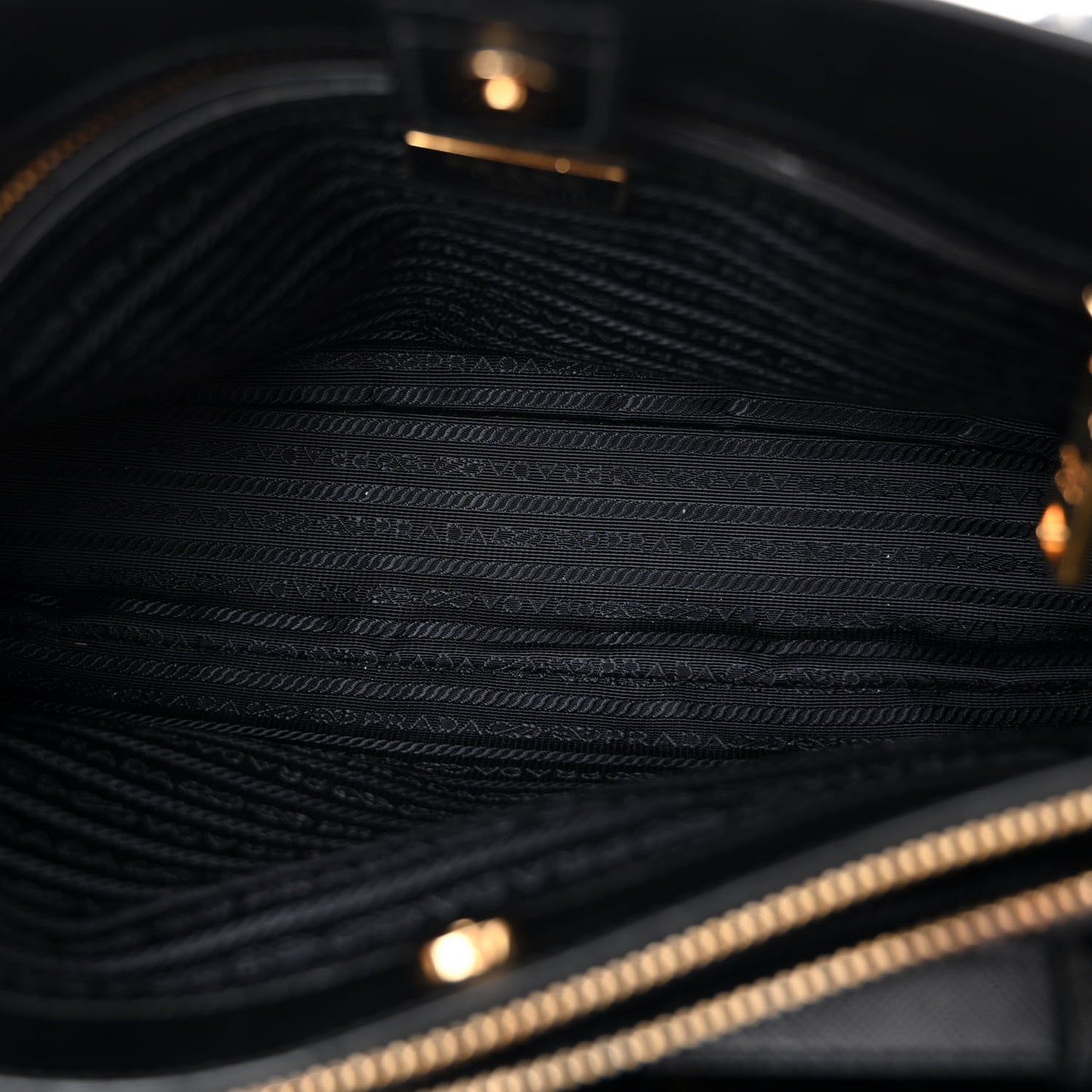 Saffiano Medium Galleria Double Zip Tote Black