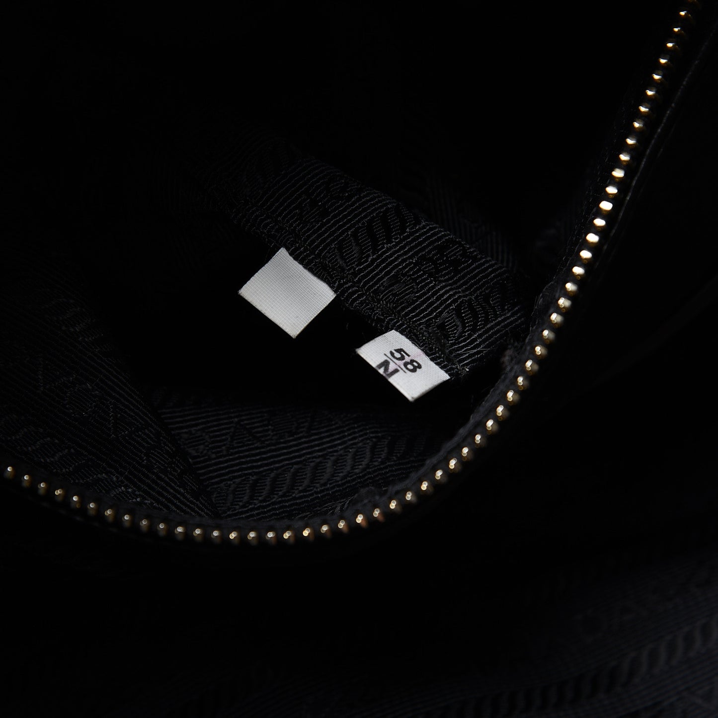 Vitello Daino Hobo Black