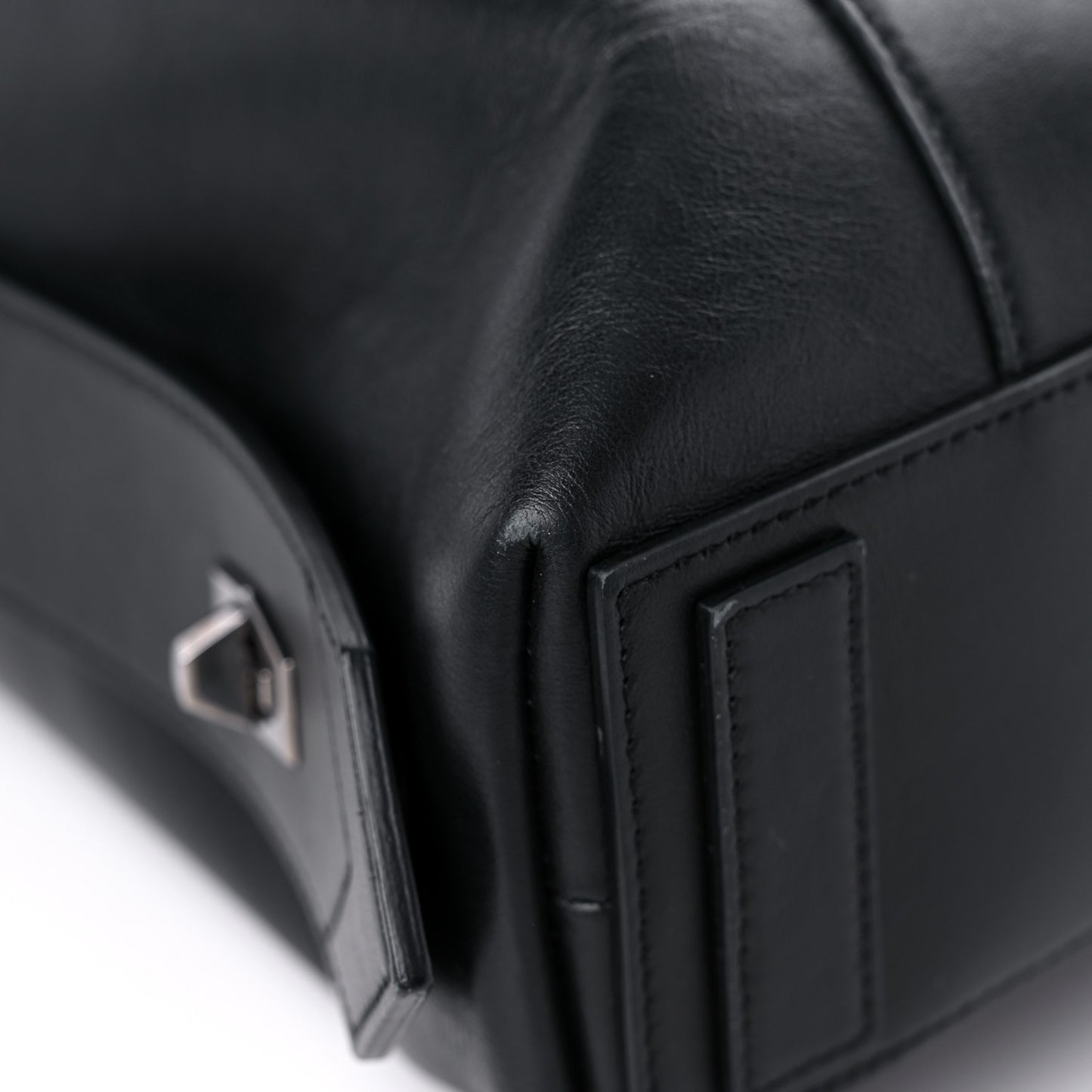 Smooth Calfskin Medium Soft Antigona Black
