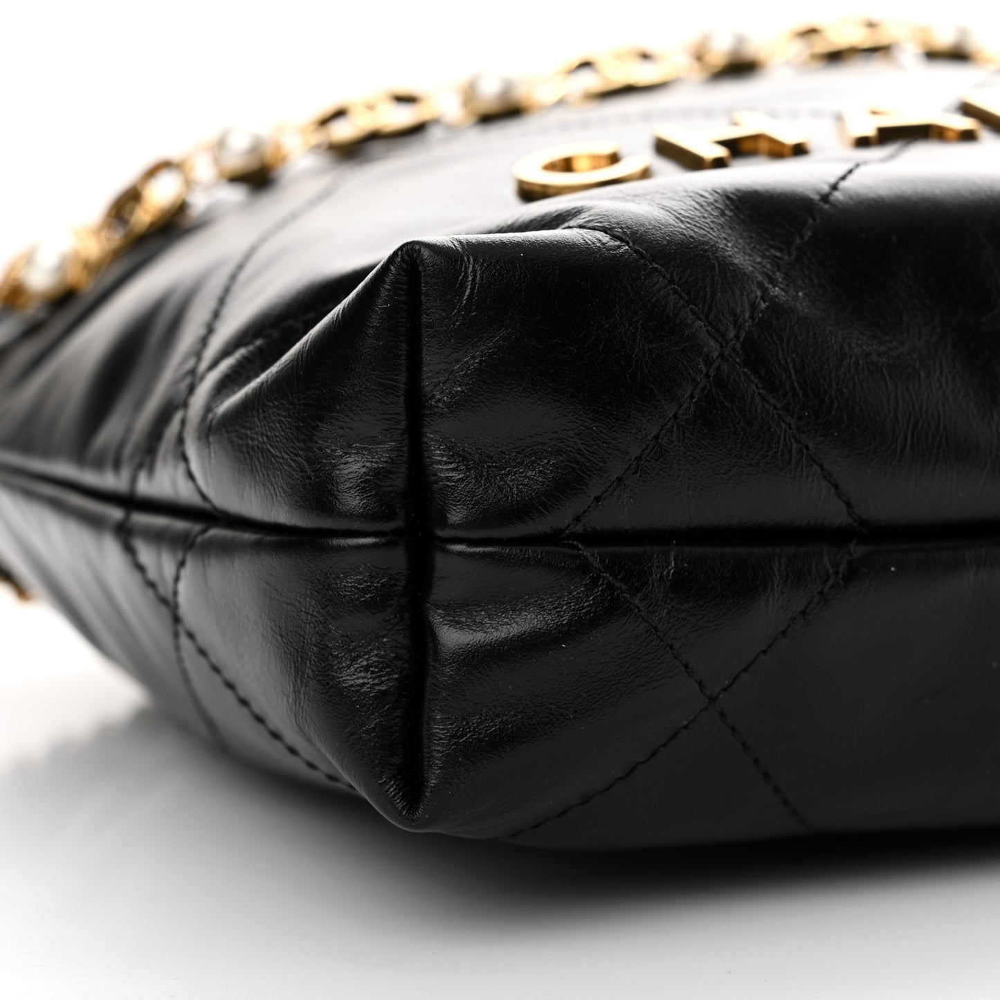 Shiny Calfskin Quilted Pearl CC Chain Mini Chanel 22 Black