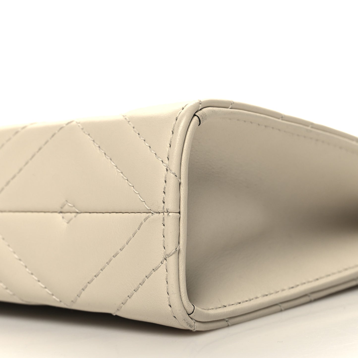 Calfskin Matelasse Chevron Heart GG Marmont Clutch Mystic White