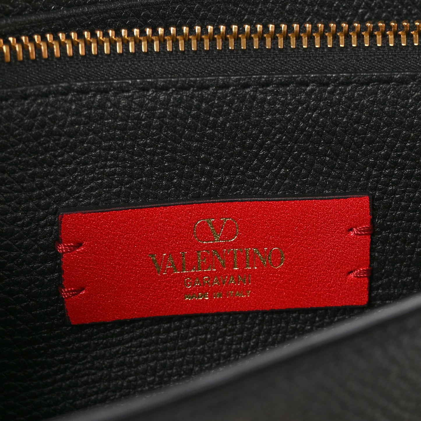 Grainy Calfskin Vlogo Wallet On Chain Black