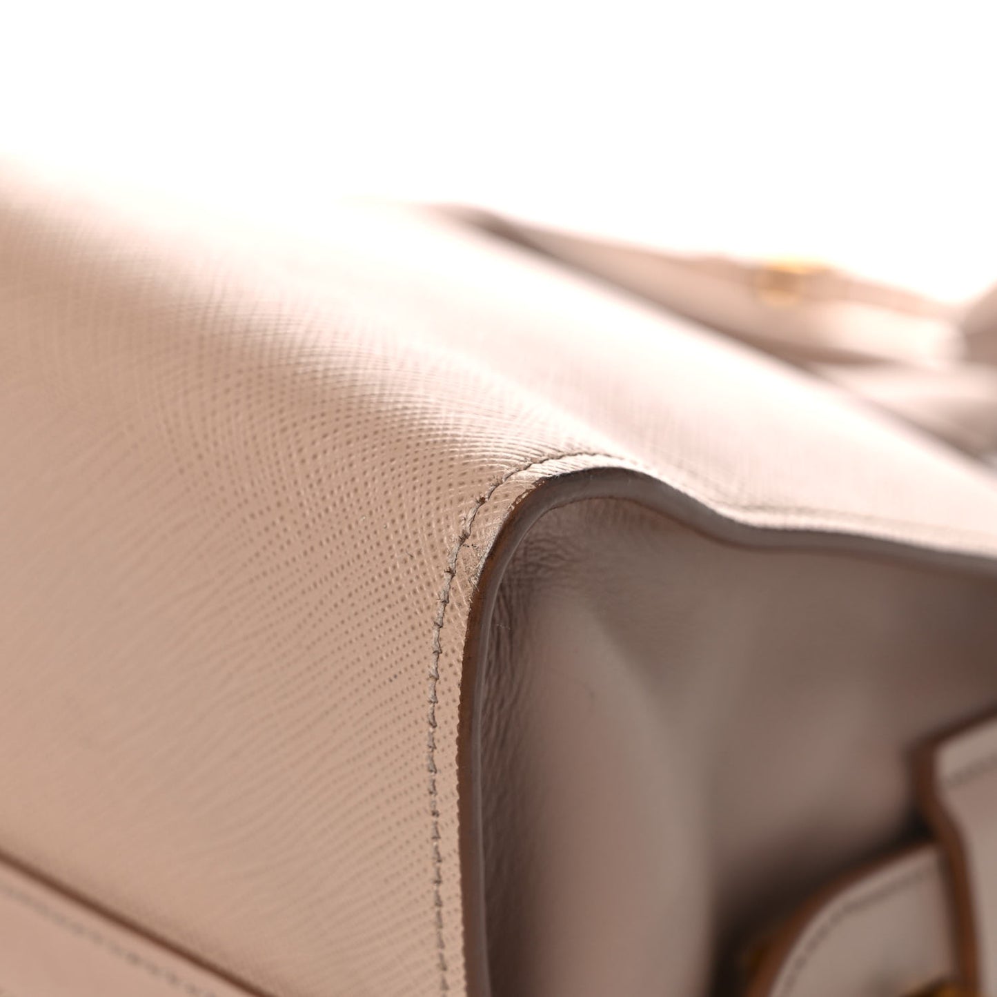 Saffiano City Calfskin Medium Esplanade Cammeo