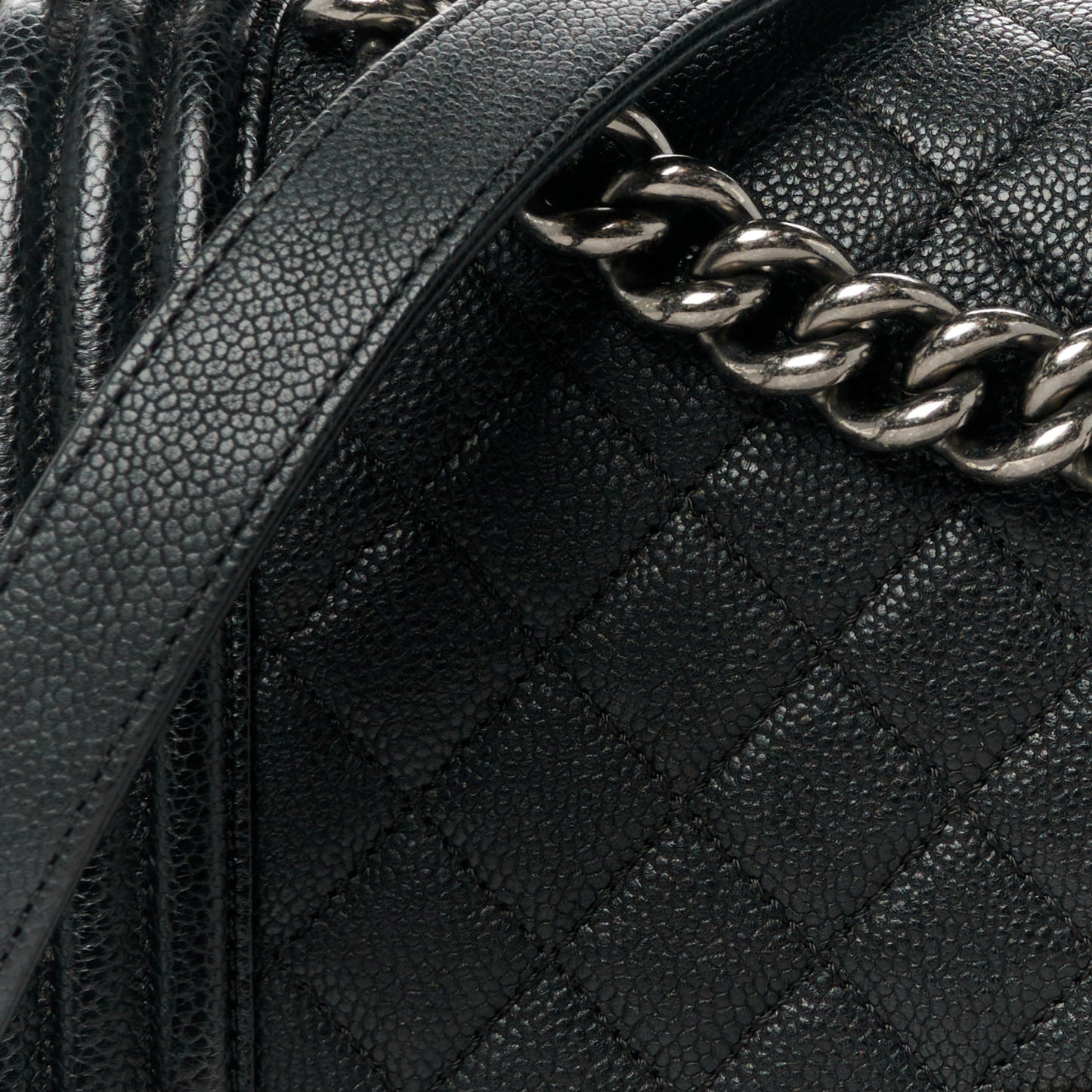 Caviar Quilted Medium Boy Flap Black