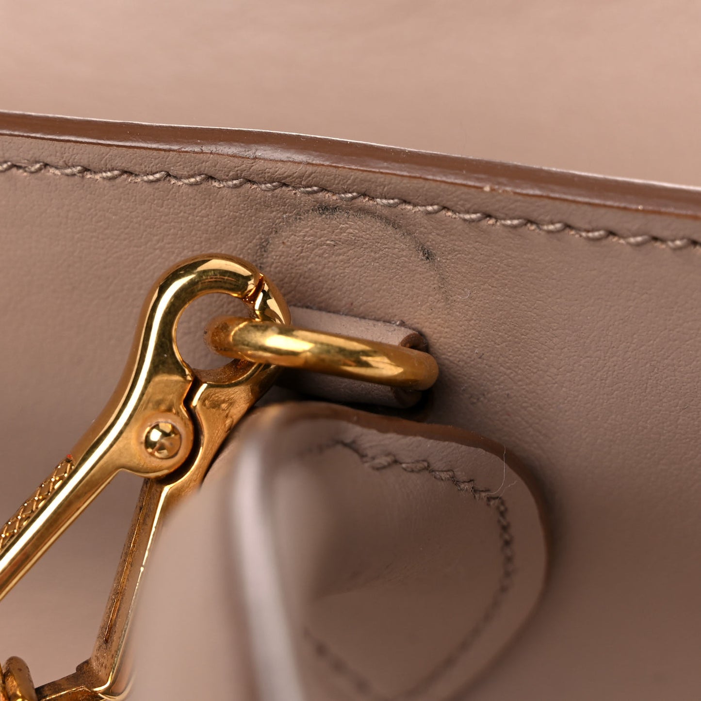 Saffiano City Calfskin Medium Esplanade Cammeo