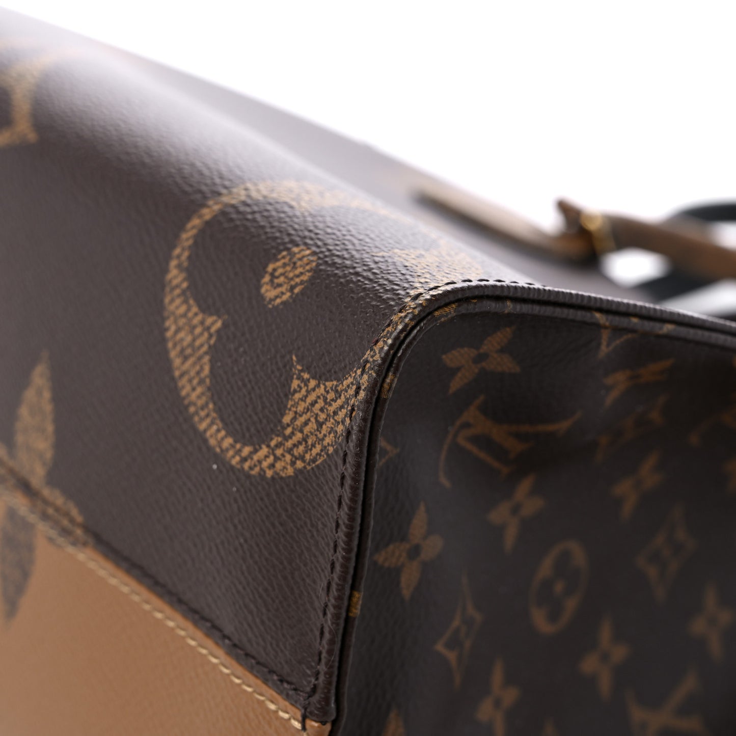 Reverse Monogram Giant Onthego MM