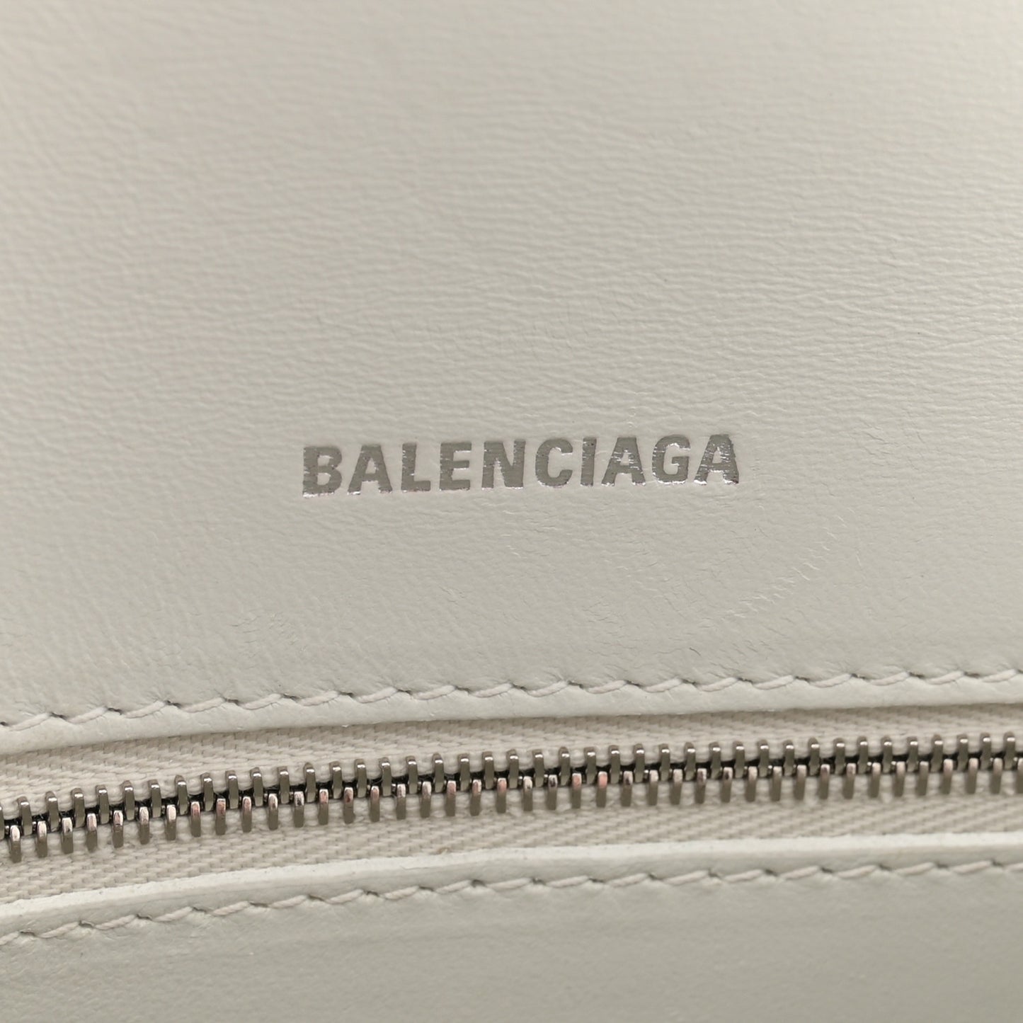 Shiny Box Calfskin Tonal B Small Hourglass Top Handle Bag White