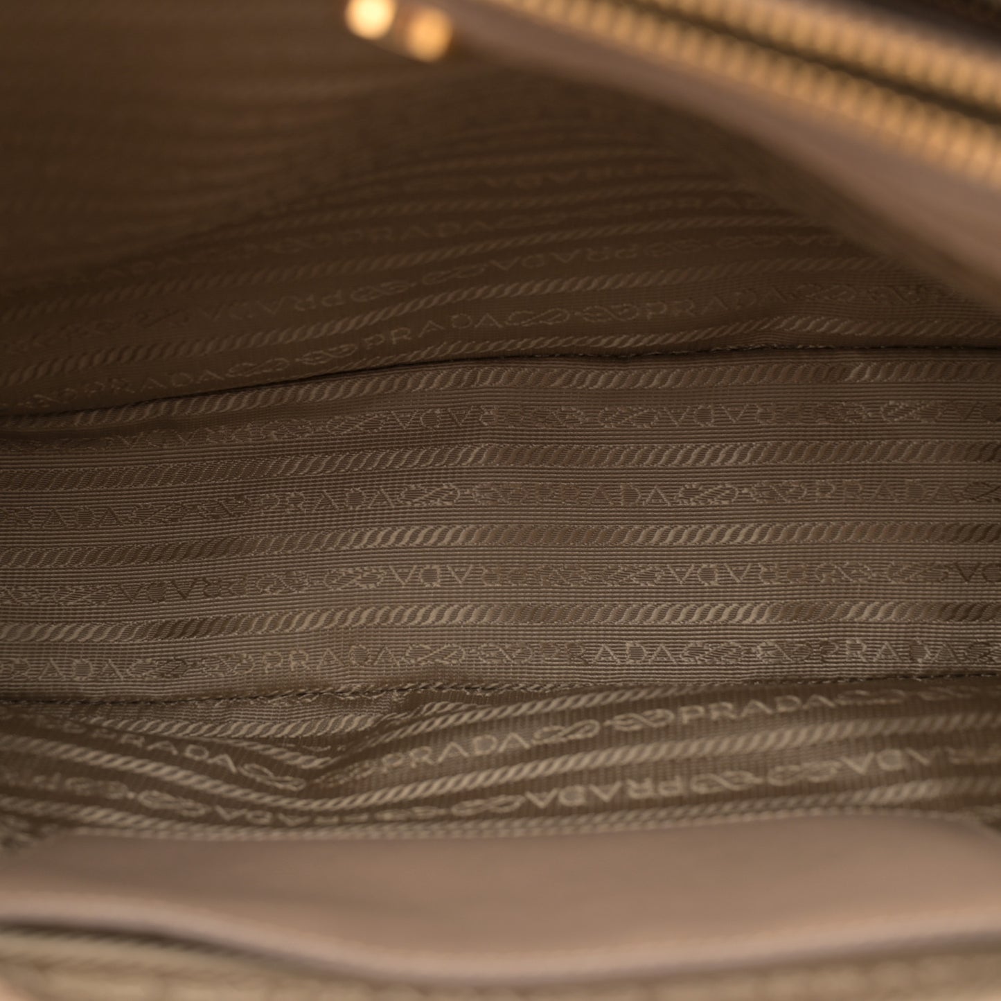 Saffiano Medium Galleria Double Zip Tote Cammeo
