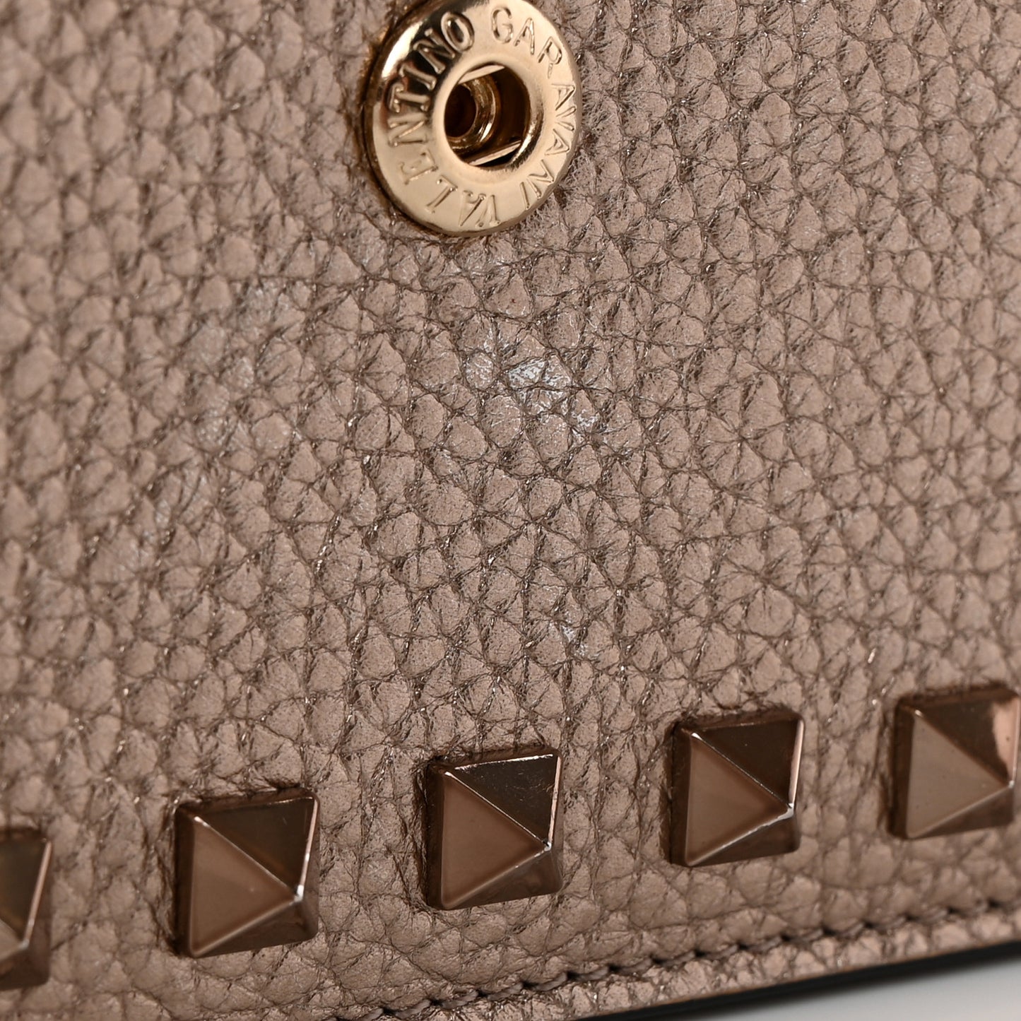 Metallic Pebbled Calfskin Rockstud Phone Case With Chain Sasso