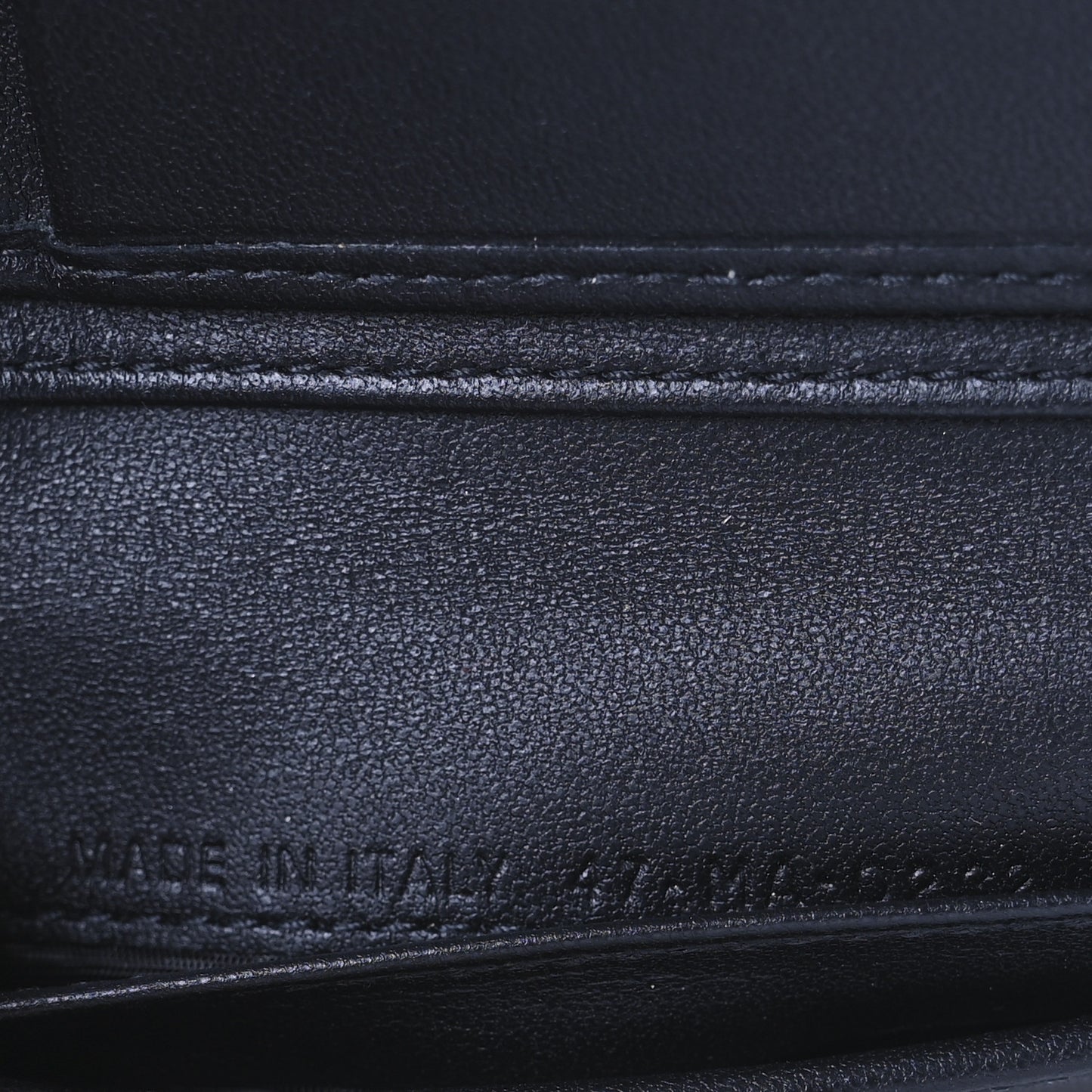 Grained Calfskin Supple Cannage Caro Scarlet Zipped Wallet Black