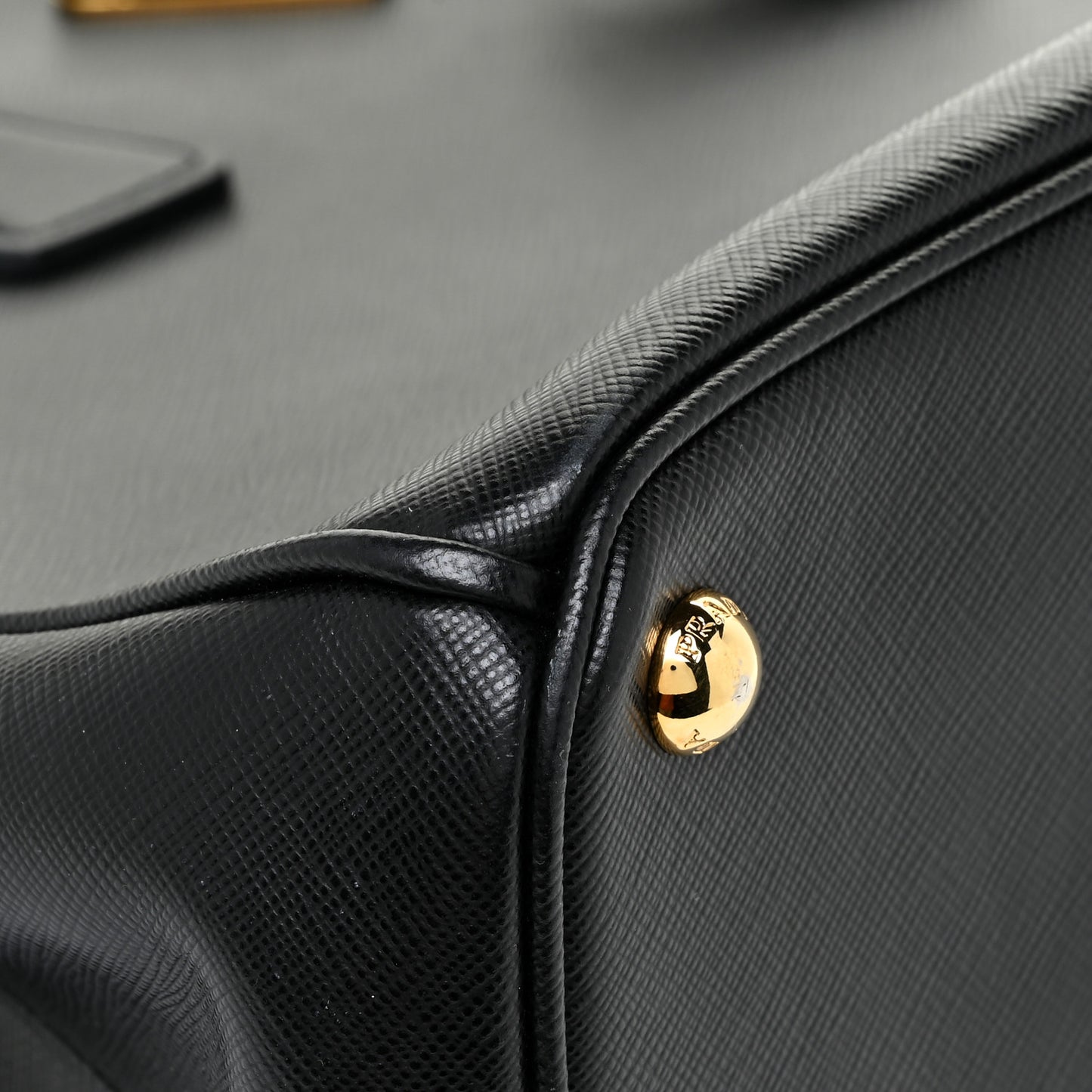 Saffiano Medium Galleria Double Zip Tote Black