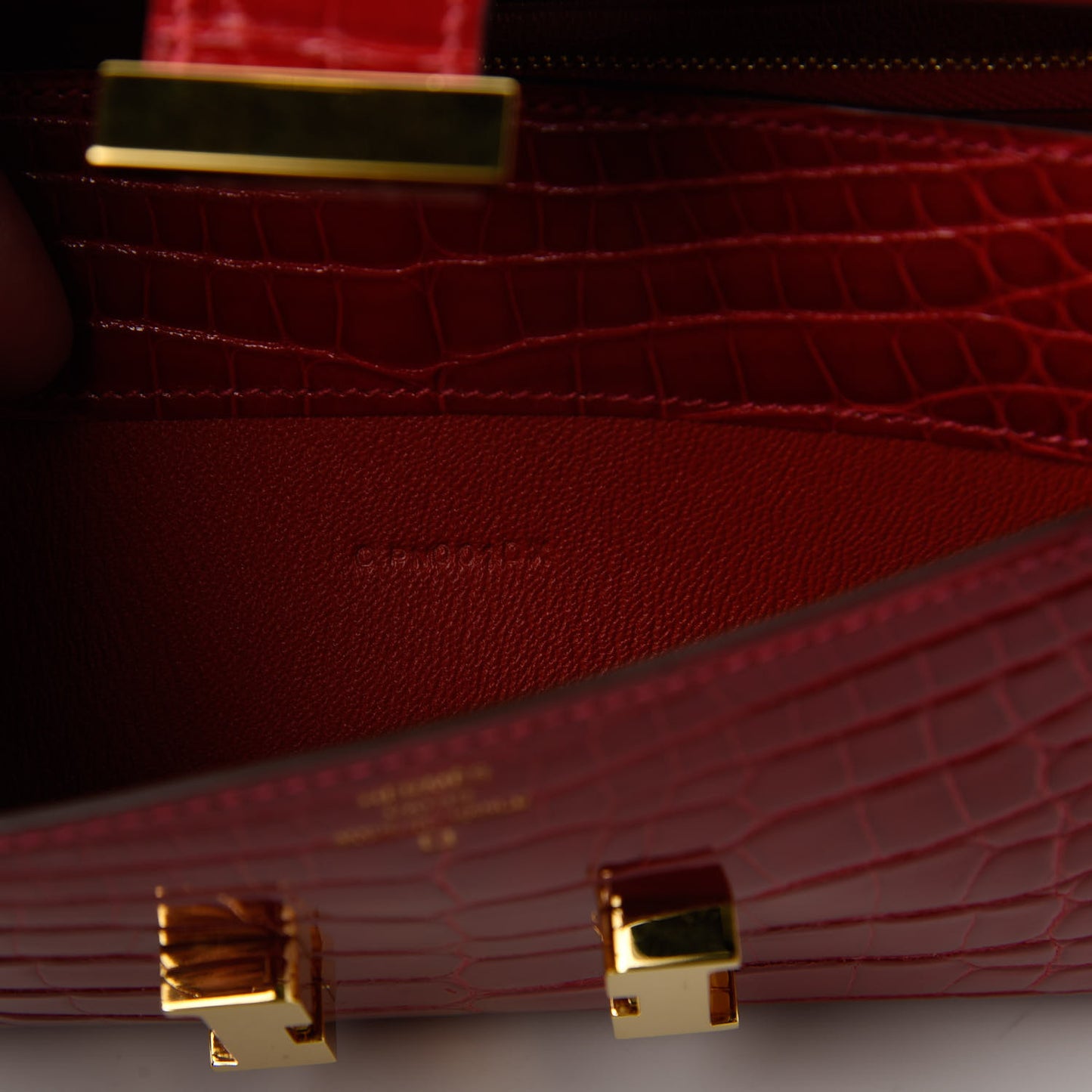 Shiny Alligator Constance Long Wallet Rouge Vif