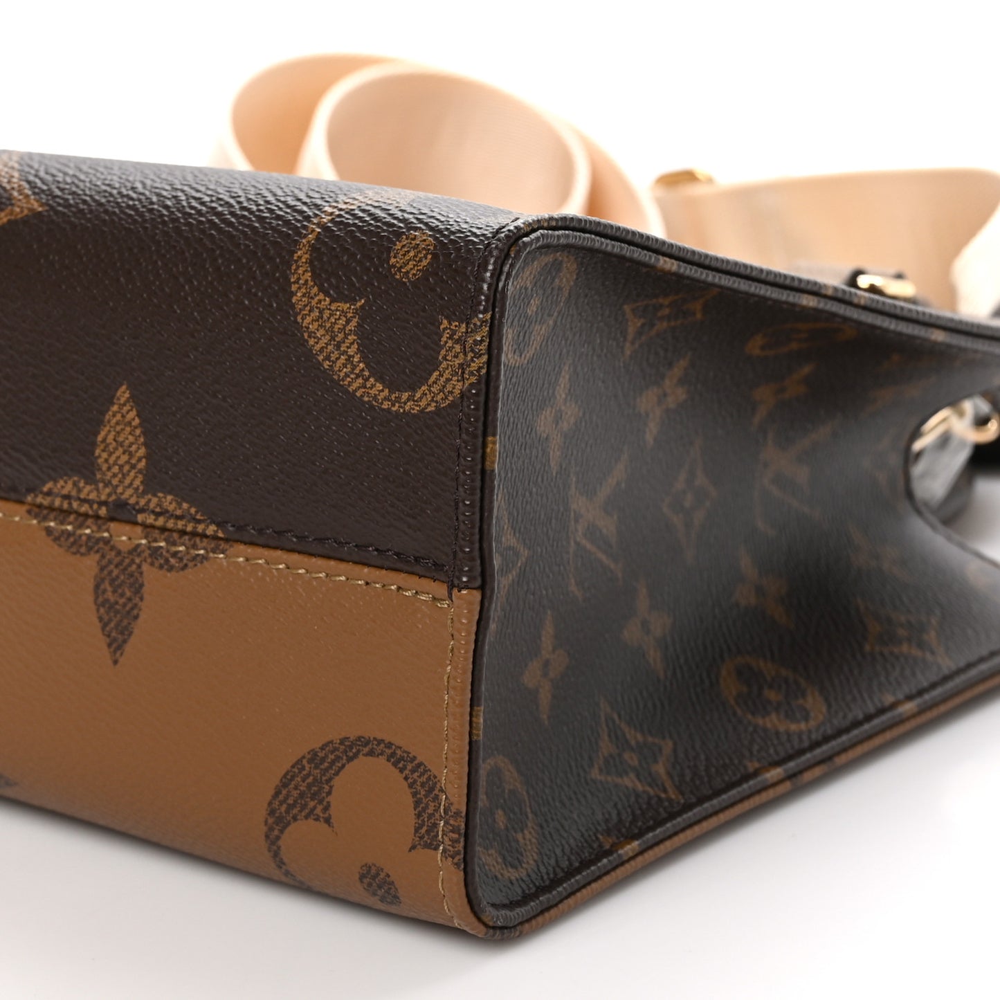 Reverse Monogram Giant Onthego PM