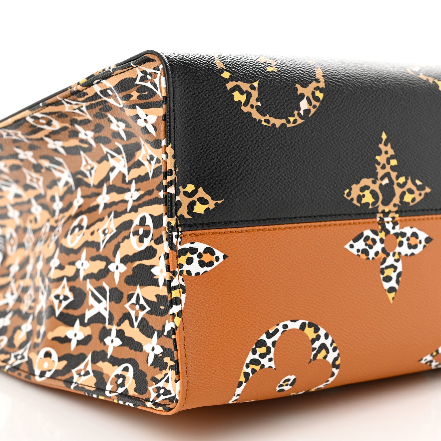 Monogram Giant Jungle Onthego GM Black