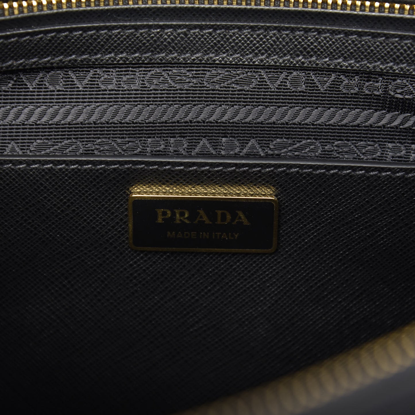 Saffiano Medium Galleria Double Zip Tote Black