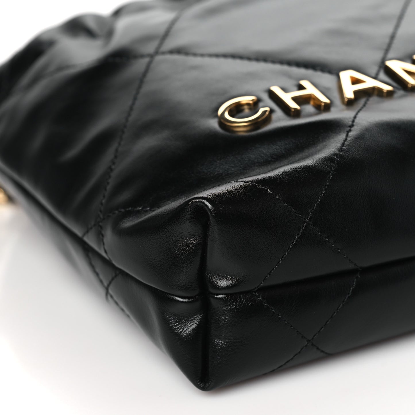 Shiny Calfskin Quilted Pearl CC Chain Mini Chanel 22 Black