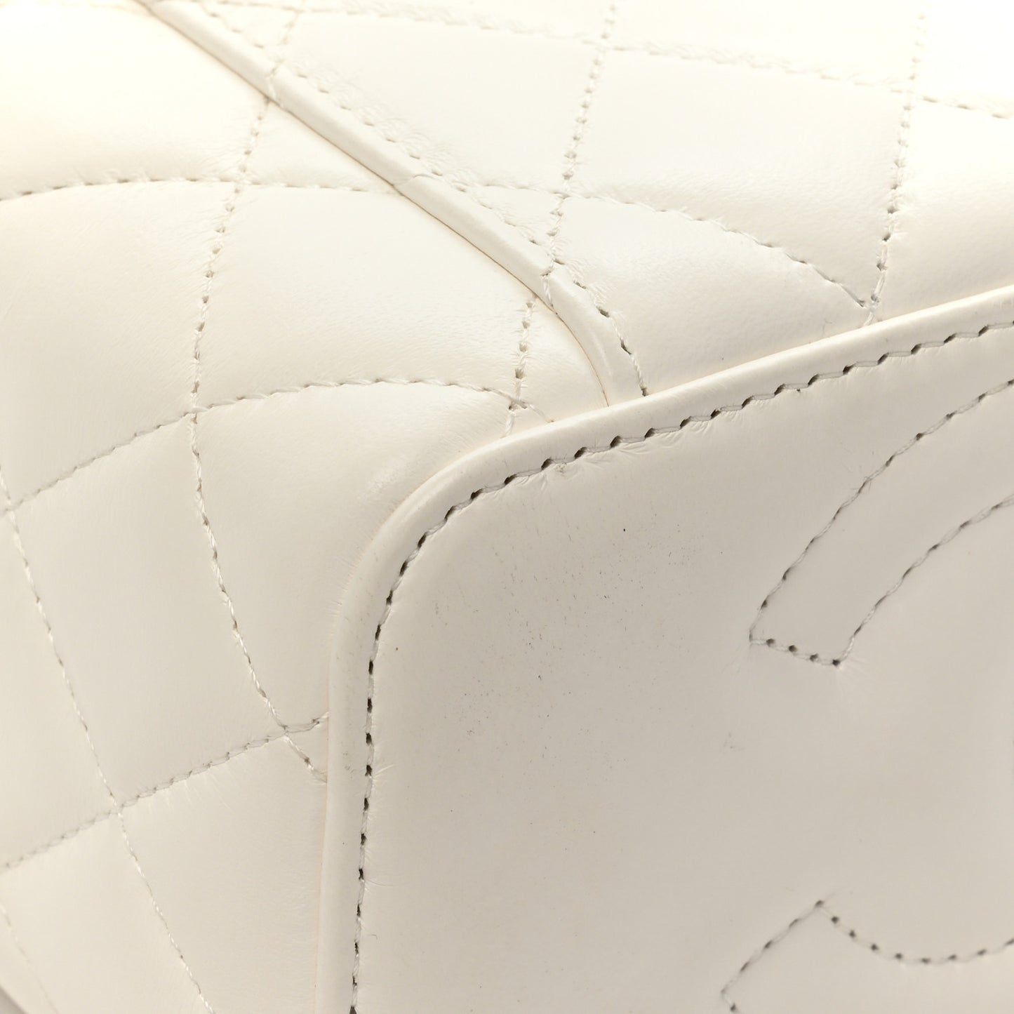 Lambskin Resin Quilted Vanity Case With Chain White