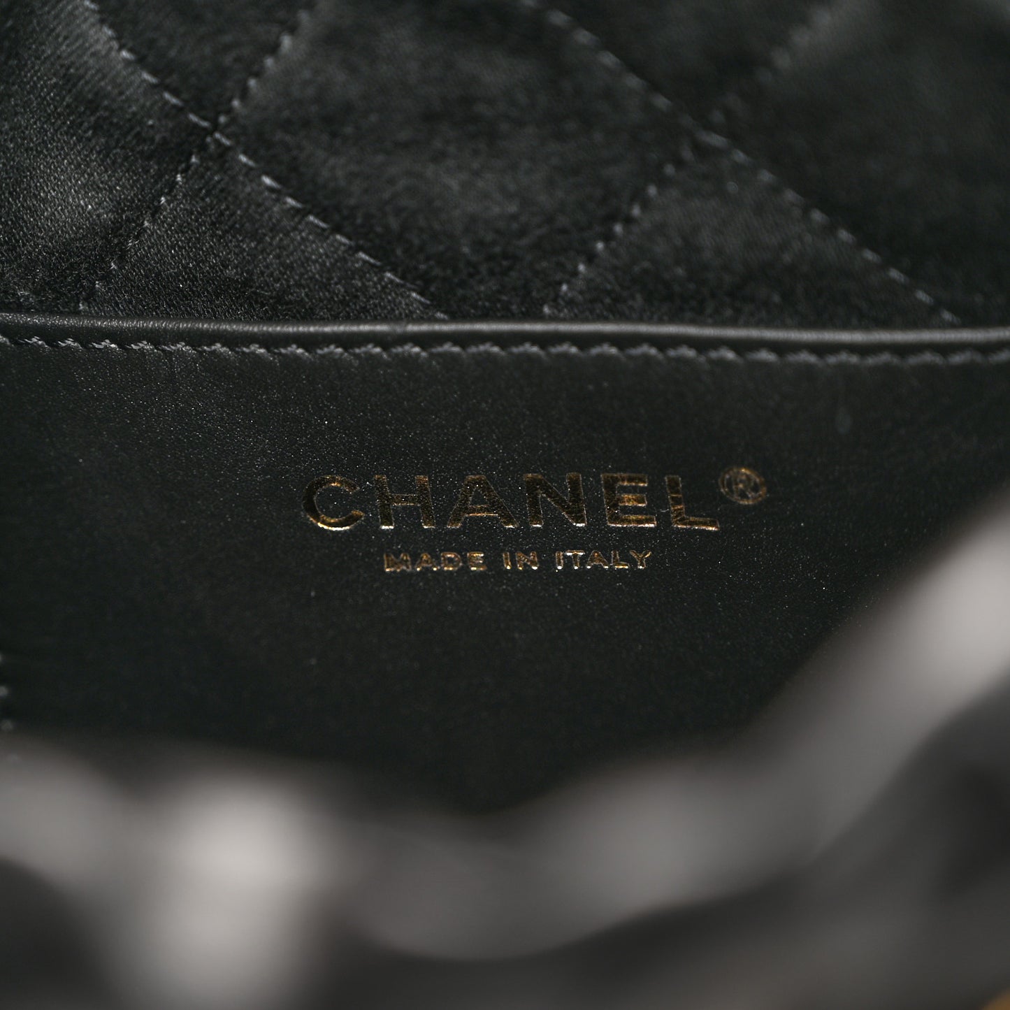 Shiny Calfskin Quilted Pearl CC Chain Mini Chanel 22 Black