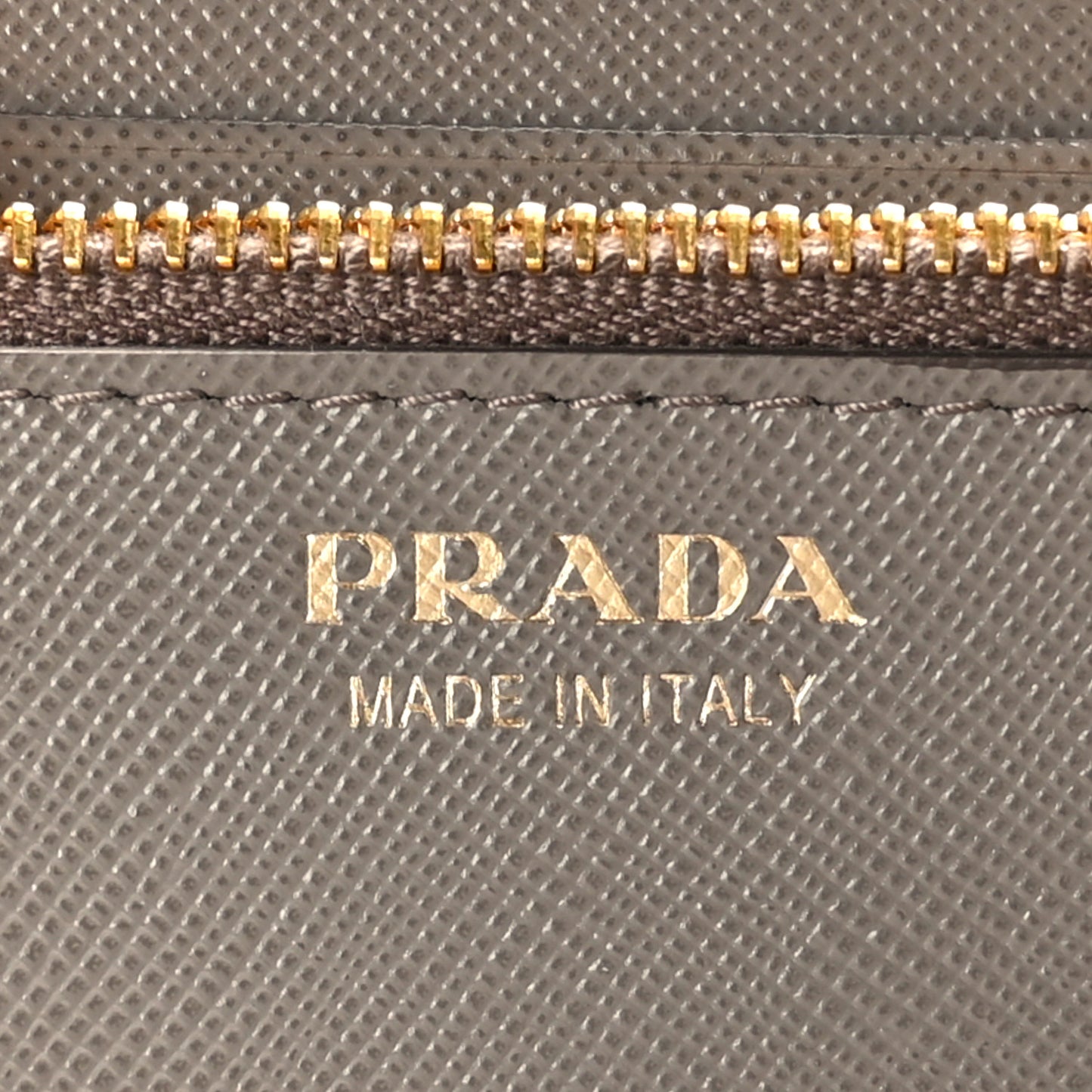 Saffiano Metal Oro Chain Wallet Argilla
