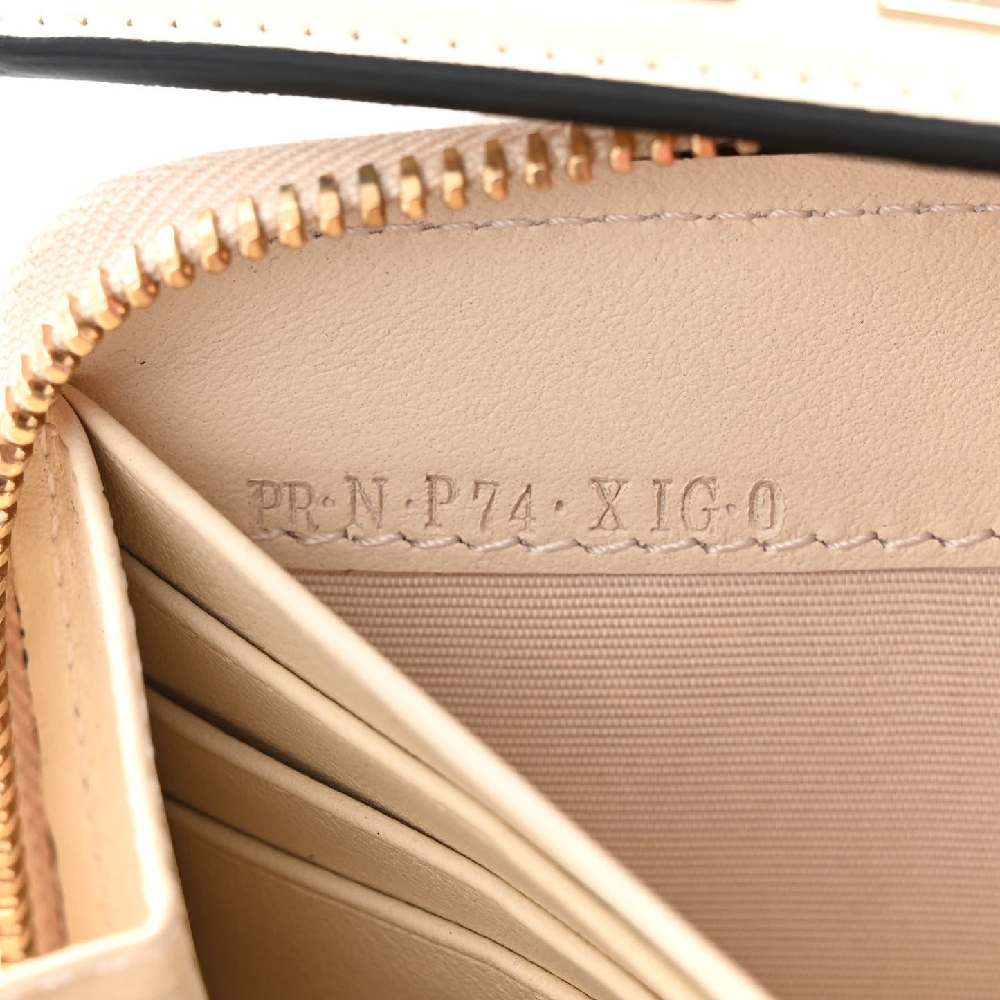 Vitello Rockstud Carry Secrets Continental Wallet On Chain Light Ivory