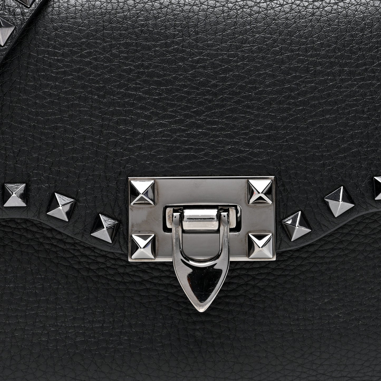 Pebbled Calfskin Monochrome Medium Rockstud Flip Lock Crossbody Bag Black