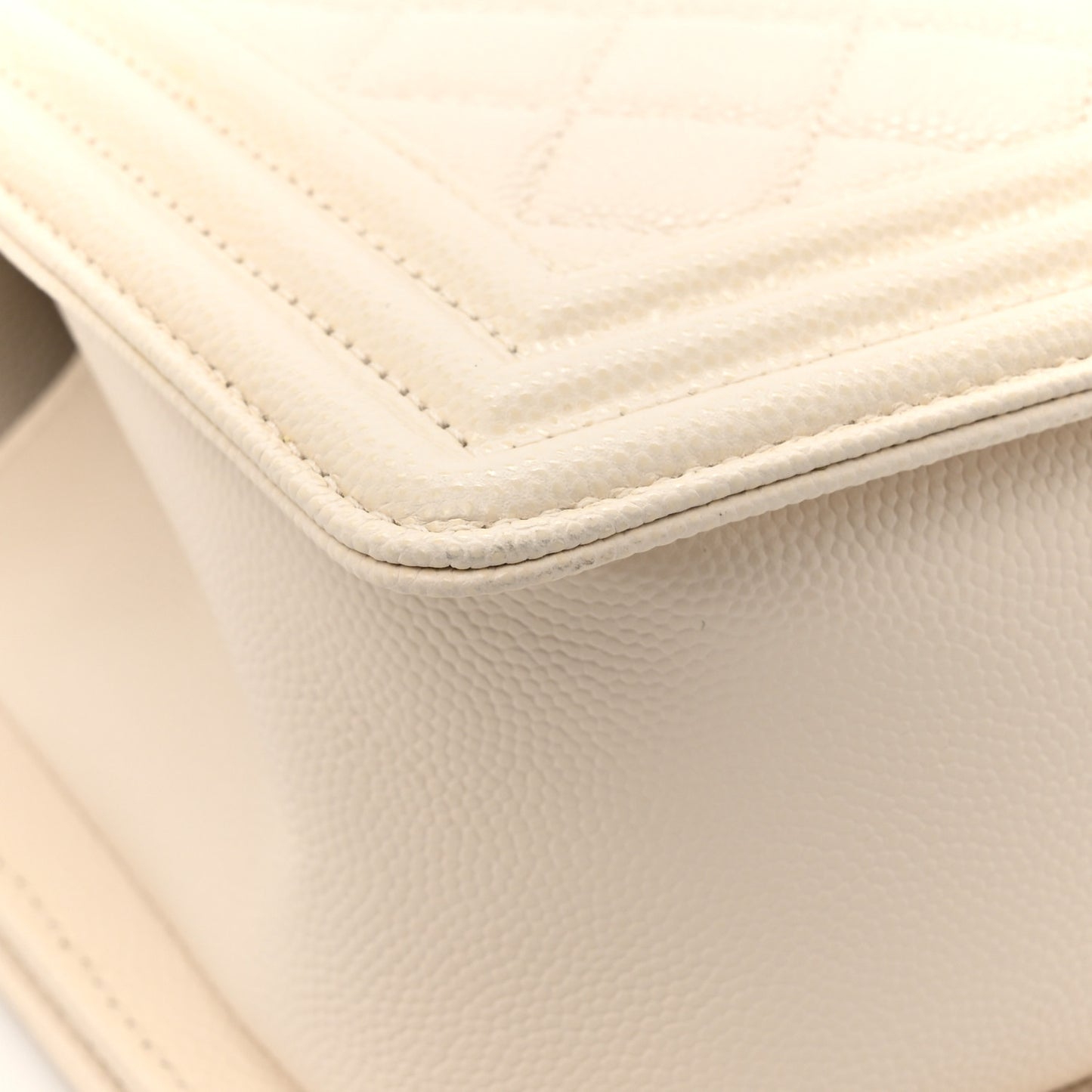 Caviar Quilted Medium Boy Flap Ivory