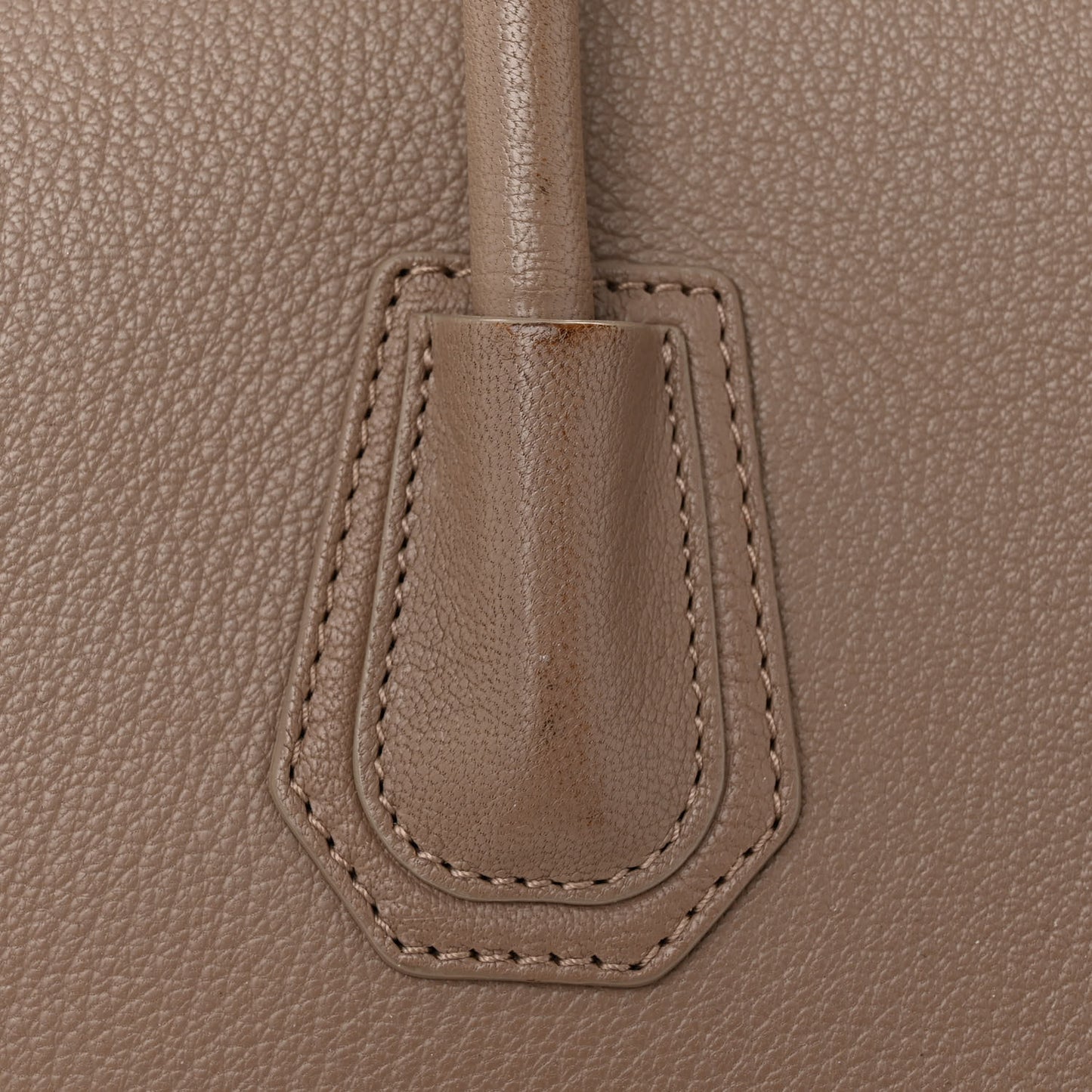 Sugar Goatskin Medium Antigona Sand